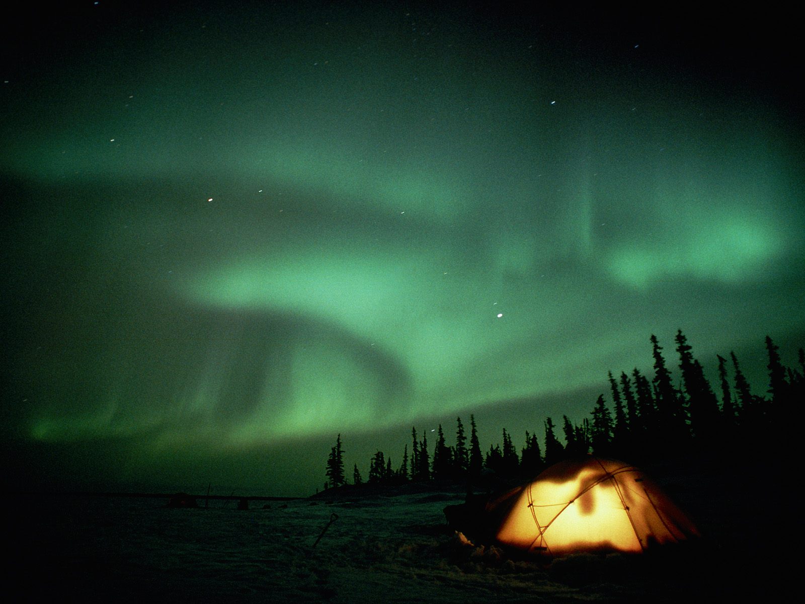 1077789 descargar imagen noche, aurora boreal, oscuro, tierra/naturaleza, cielo: fondos de pantalla y protectores de pantalla gratis