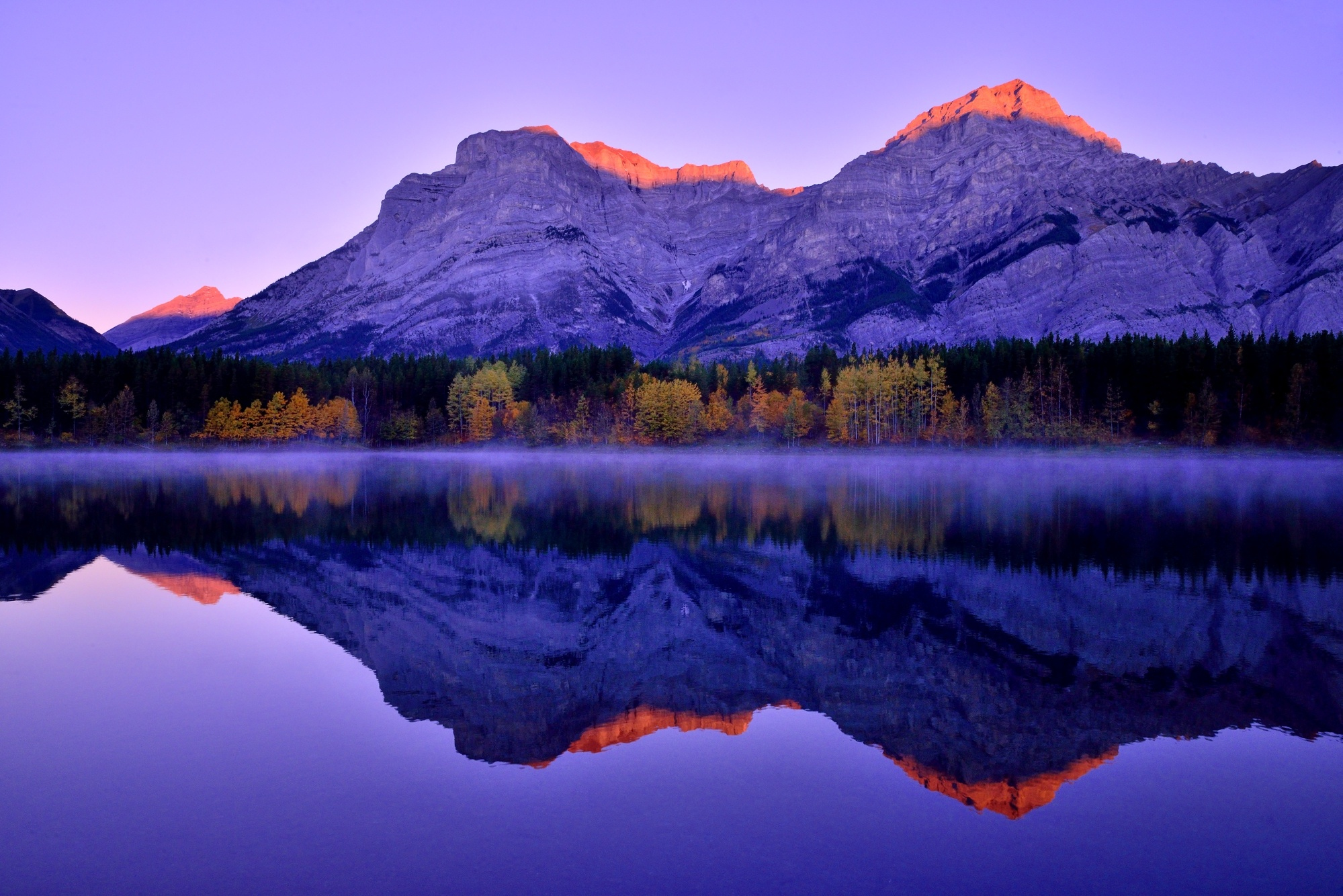 Descarga gratis la imagen Naturaleza, Amanecer, Montaña, Lago, Bosque, Acantilado, Tierra/naturaleza, Reflejo en el escritorio de tu PC