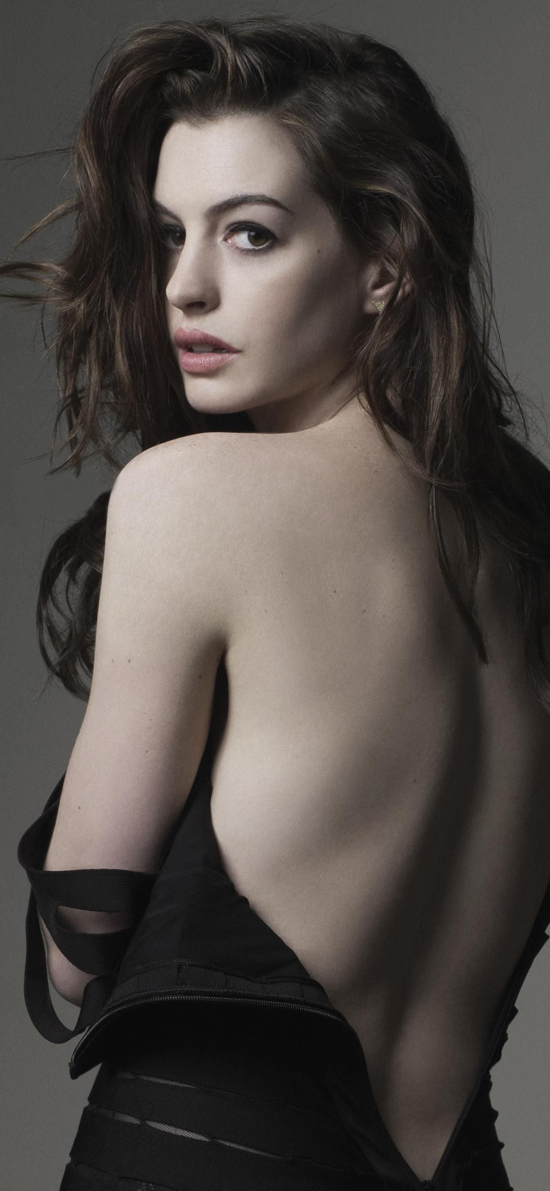 Download mobile wallpaper Anne Hathaway, Brunette, American, Celebrity, Brown Eyes, Actress for free.