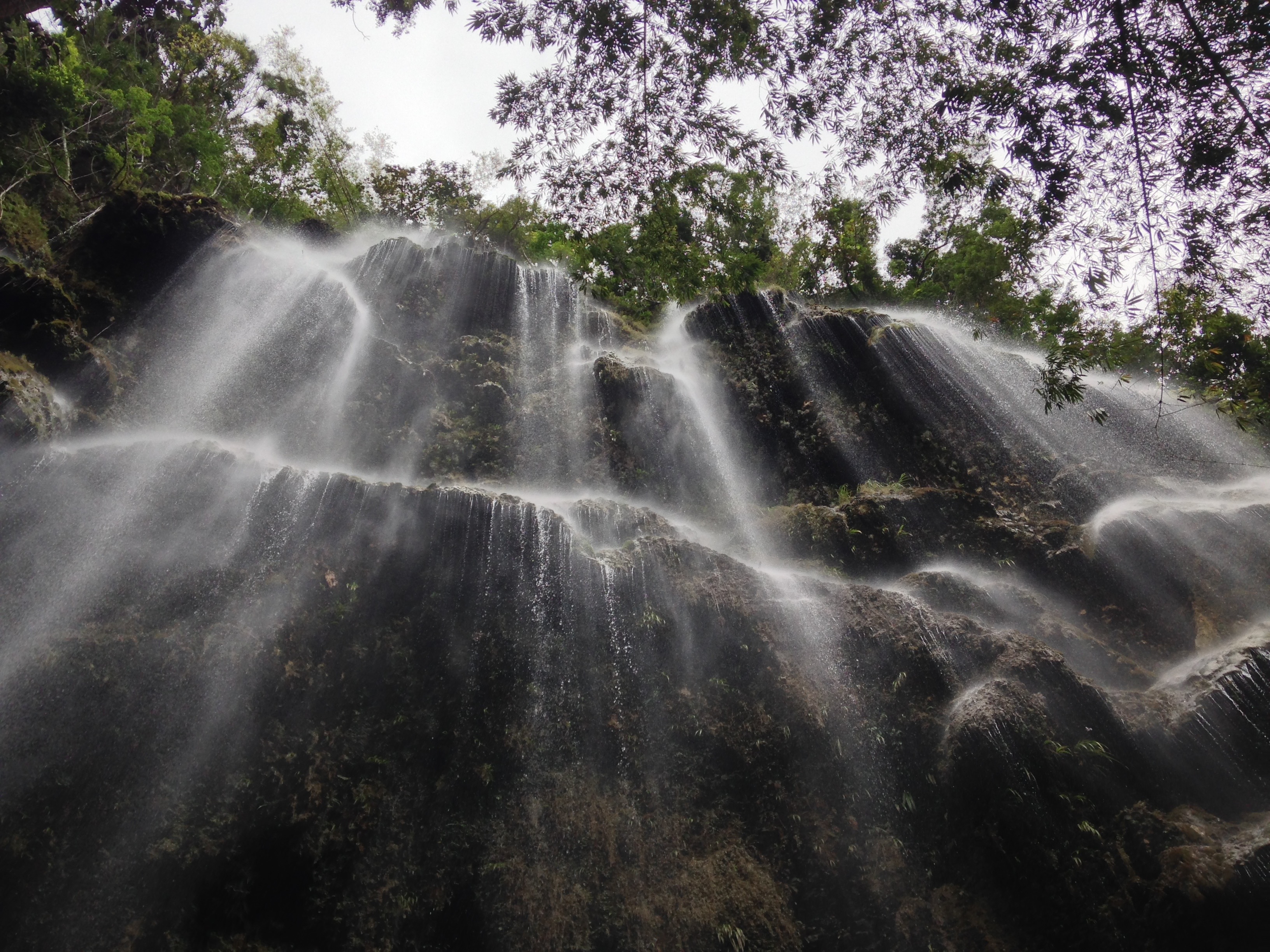 Descarga gratuita de fondo de pantalla para móvil de Naturaleza, Cascadas, Cascada, De Cerca, Acantilado, Tierra/naturaleza.