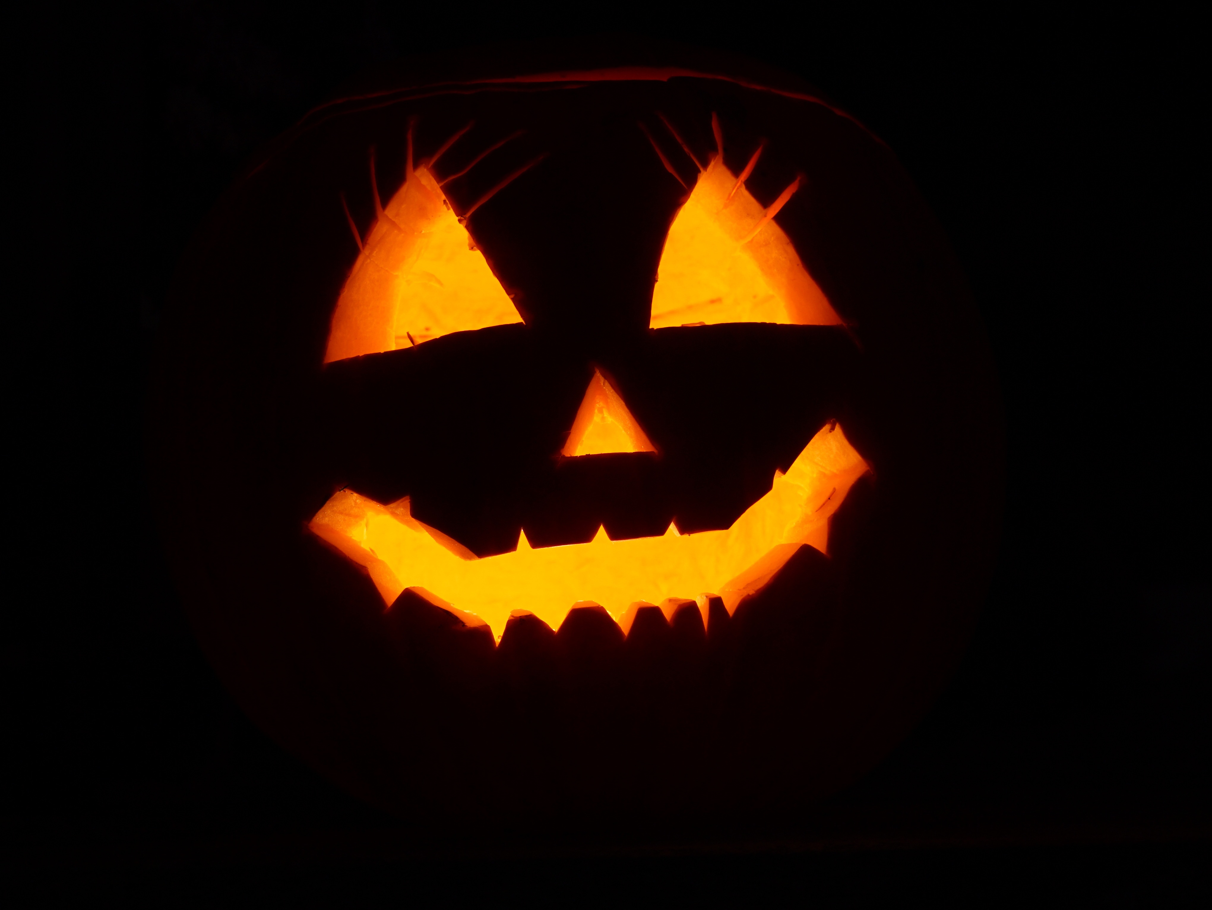 Handy-Wallpaper Halloween, Dunkler Hintergrund, Dunkle Hintergründe, Gesicht, Feiertage kostenlos herunterladen.