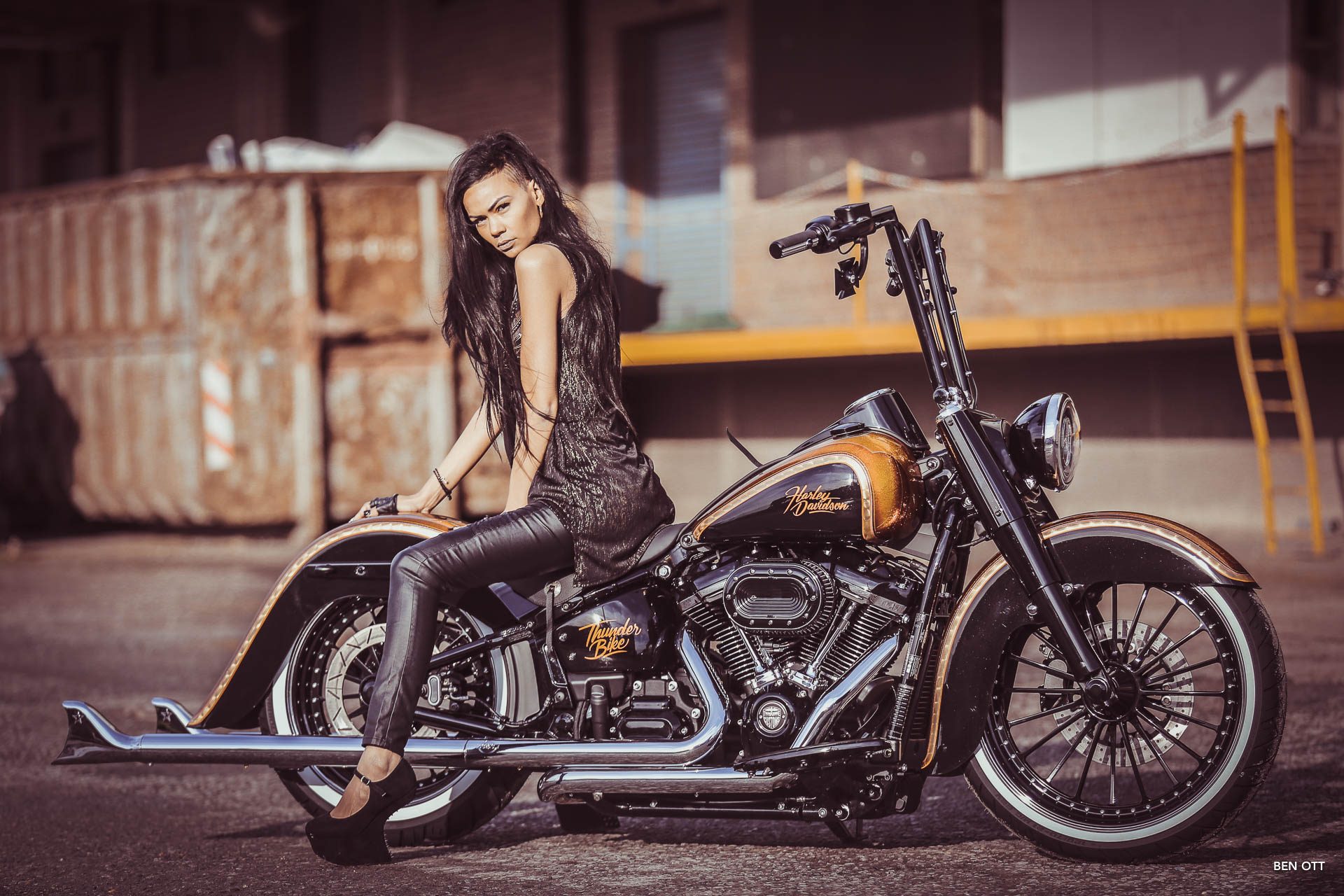 Téléchargez des papiers peints mobile Harley Davidson, Femmes, Femmes & Motos, Moto Personnalisée, Coutumes De Thunderbike gratuitement.
