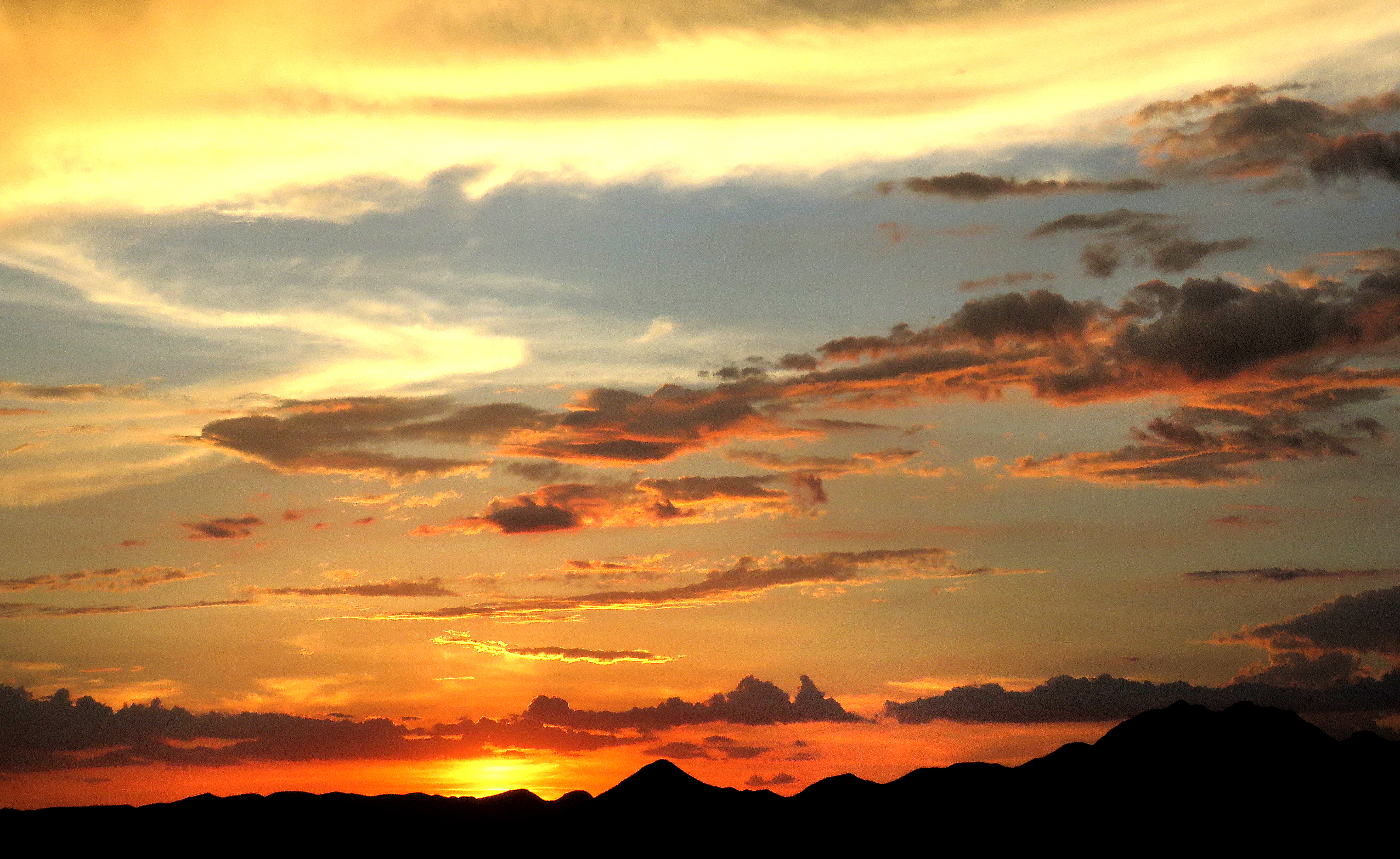 Handy-Wallpaper Clouds, Horizont, Natur, Sky, Mountains, Sunset kostenlos herunterladen.