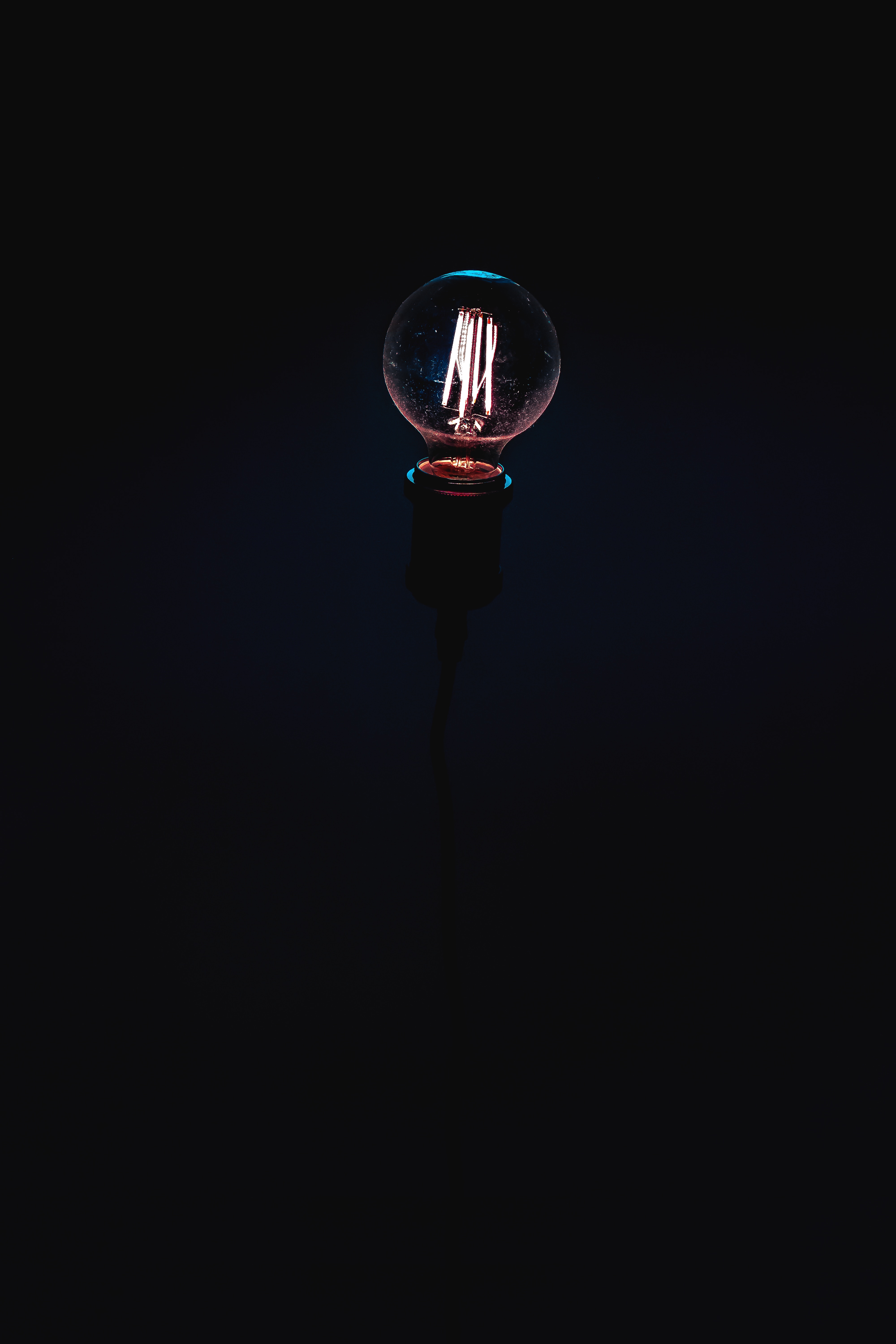 Скачать картинку Электричество, Лампа, Свет, Черный Фон, Темные в телефон бесплатно.