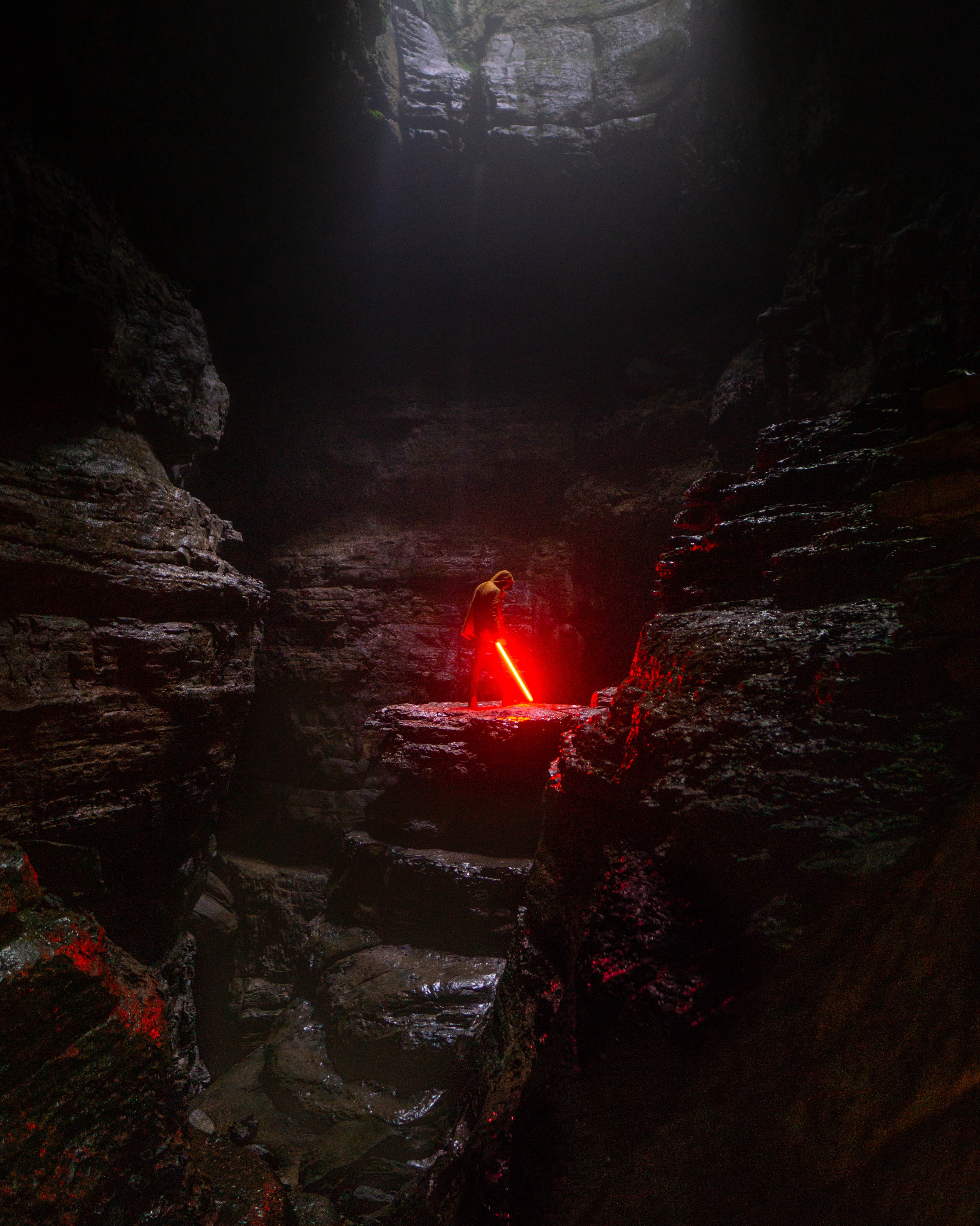 81232 скачать картинку лазерный меч, природа, свет, человек, пещера - обои и заставки бесплатно