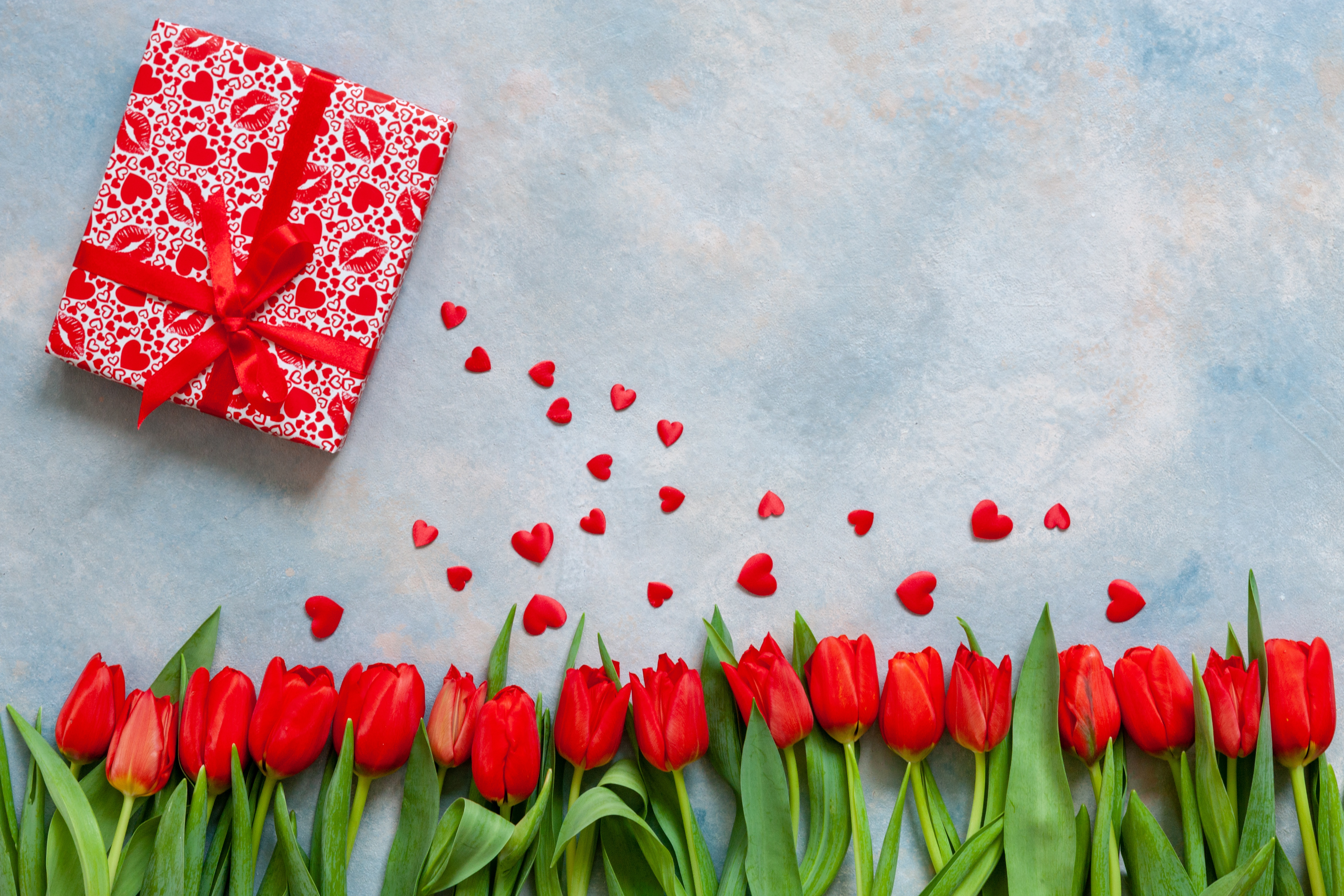 Descarga gratis la imagen Día De San Valentín, Día Festivo, Regalo, Corazón, Tulipán, Romántico, Parejas, Flor Roja en el escritorio de tu PC