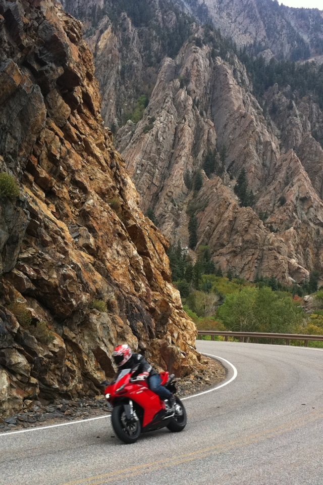 Handy-Wallpaper Schlucht, Motorräder, Ducati, Motorrad, Fahrzeuge kostenlos herunterladen.