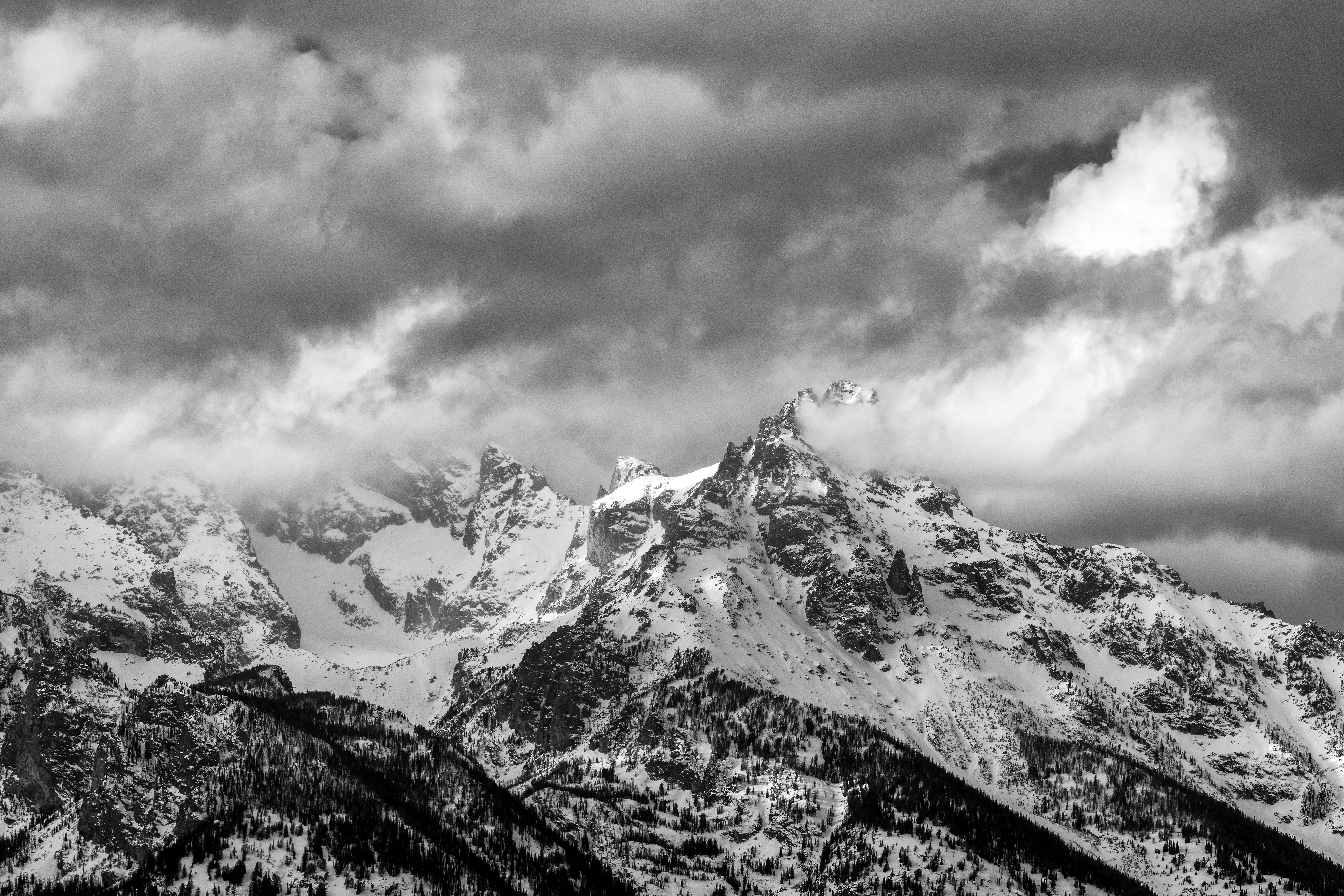 136786 Hintergrundbild herunterladen natur, clouds, schnee, berg, scheitel, nach oben, nebel, schneebedeckt, snowbound - Bildschirmschoner und Bilder kostenlos