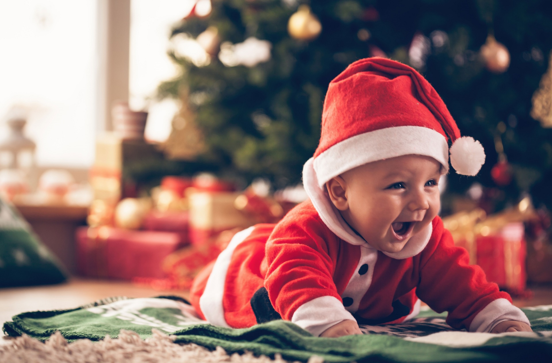 Скачать картинку Рождество, Малыш, Фотографии, Шляпа Санты в телефон бесплатно.