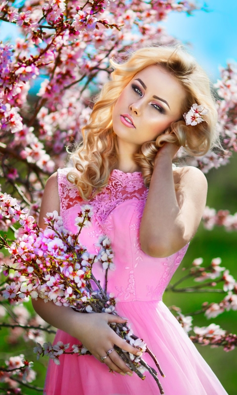 Скачать картинку Цветок, Весна, Блондинка, Модель, Цветущие, Цвести, Женщины, Розовое Платье в телефон бесплатно.