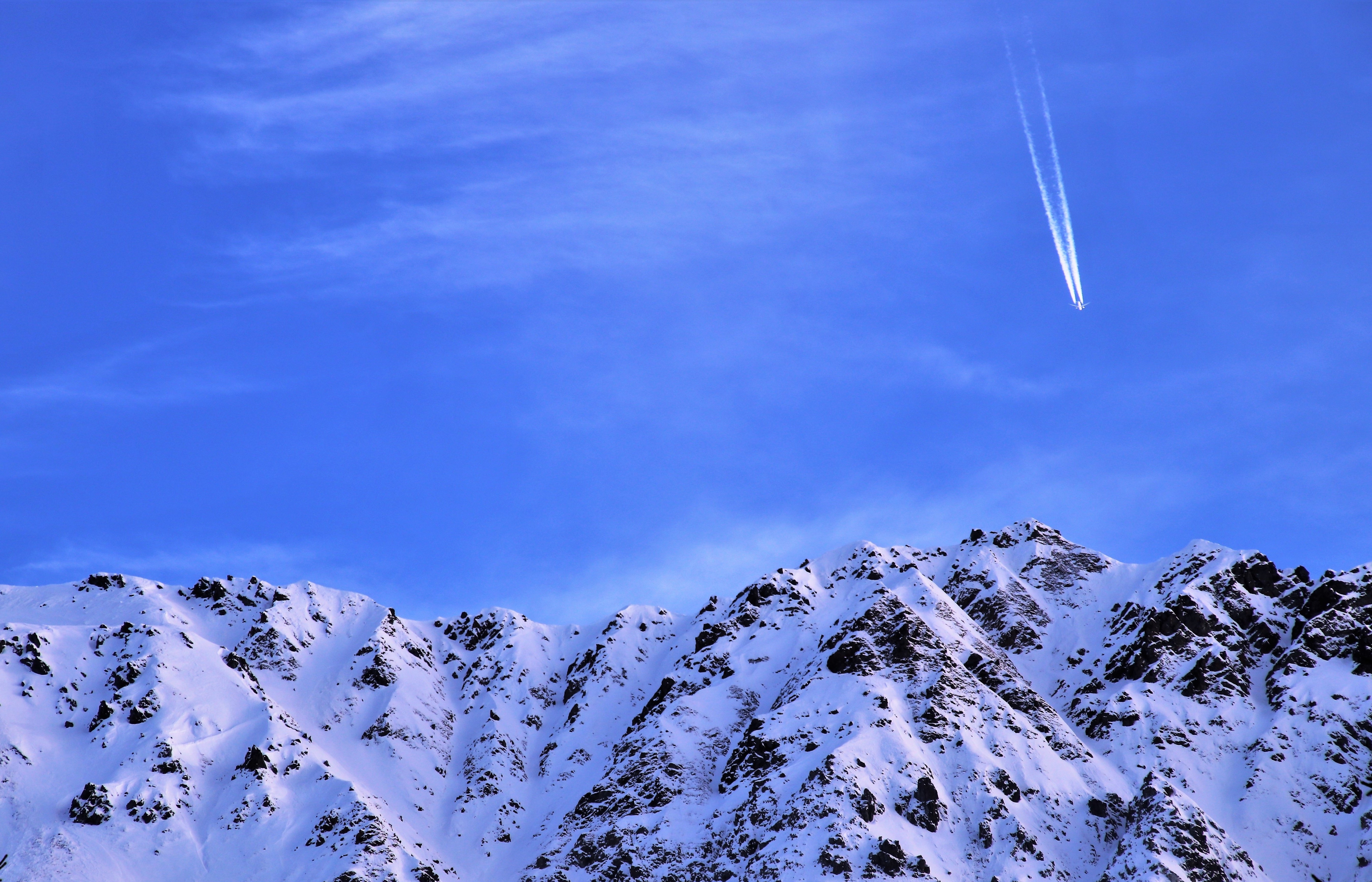 105932 завантажити шпалери вершина, природа, небо, сніг, гора, верх, політ, рейс, засніжений, засніжені, літак - заставки і картинки безкоштовно