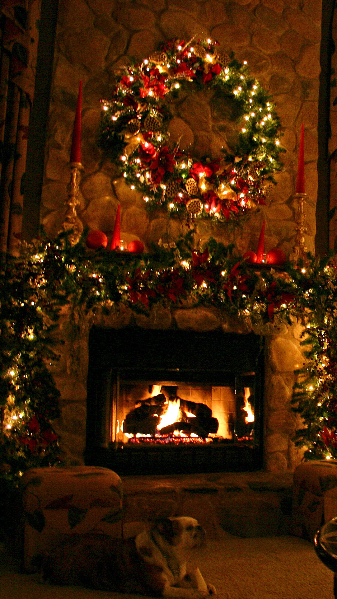 Handy-Wallpaper Feiertage, Weihnachten, Weihnachtsschmuck, Weihnachtsbaum, Kamin, Weihnachtsbeleuchtung kostenlos herunterladen.