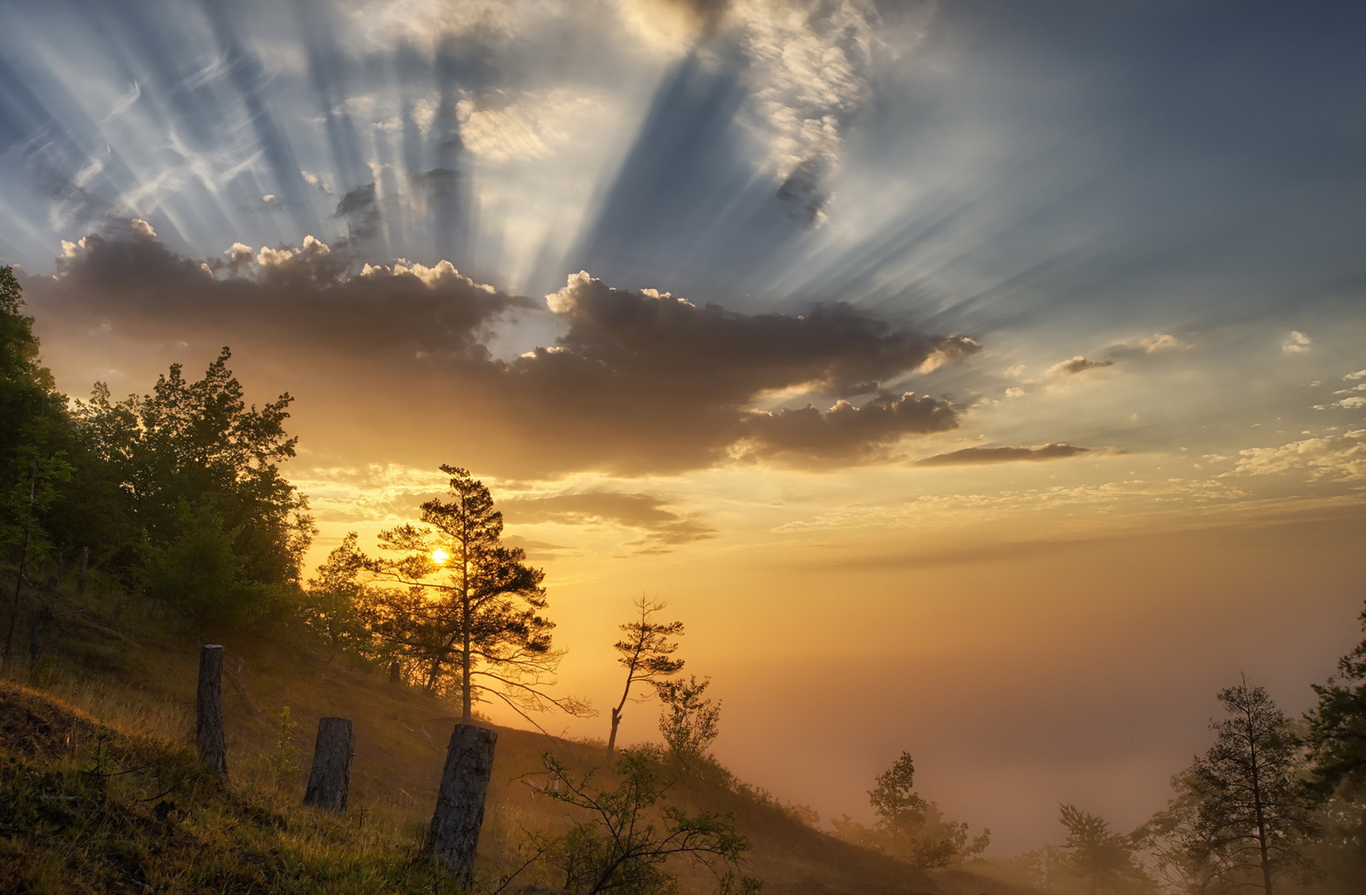 Скачати мобільні шпалери Природа, Небо, Земля, Хмара, Схід Сонця, Сонячний Промінь безкоштовно.