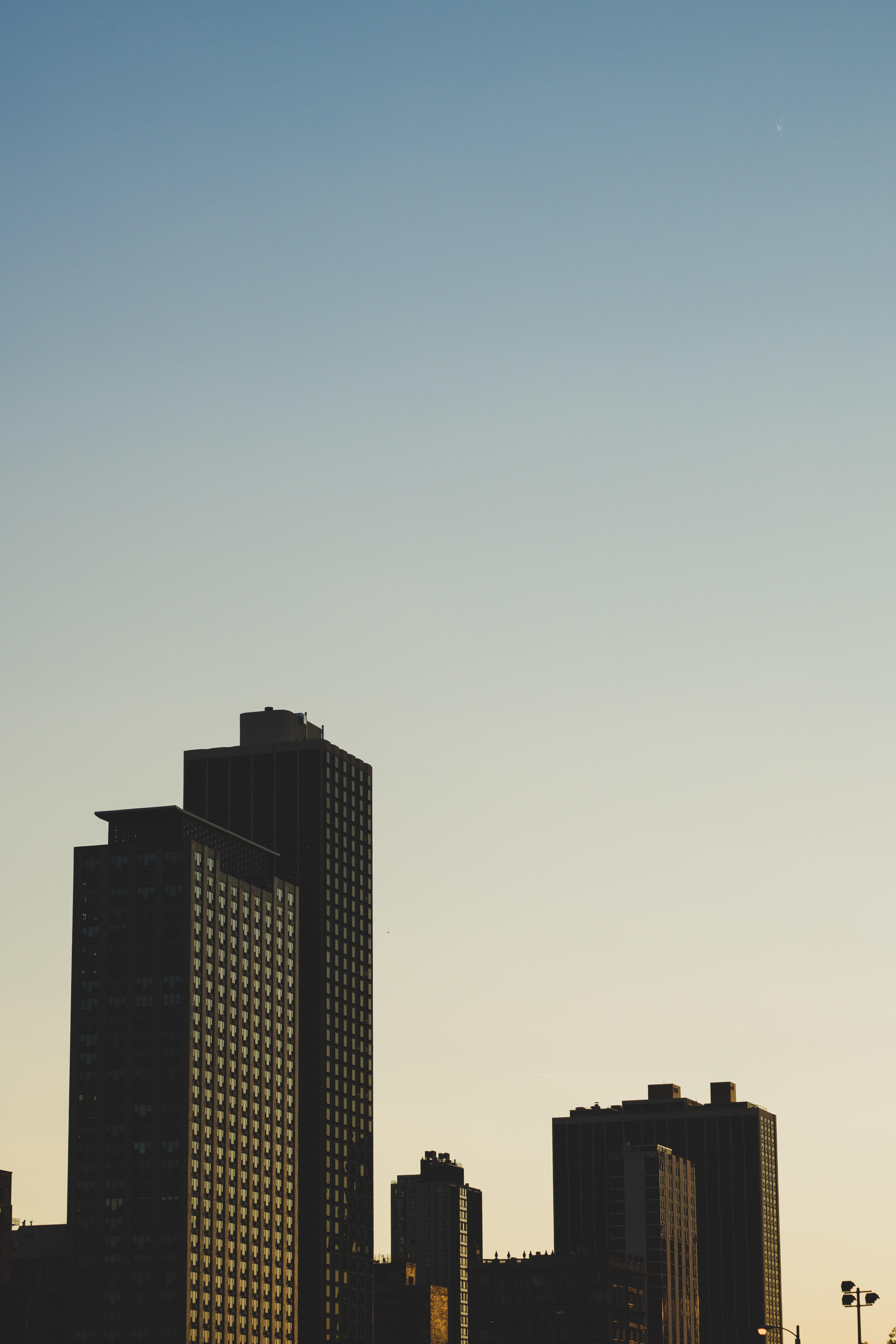 Download mobile wallpaper Cities, Building, Dusk, Twilight, City, Architecture, Chicago for free.
