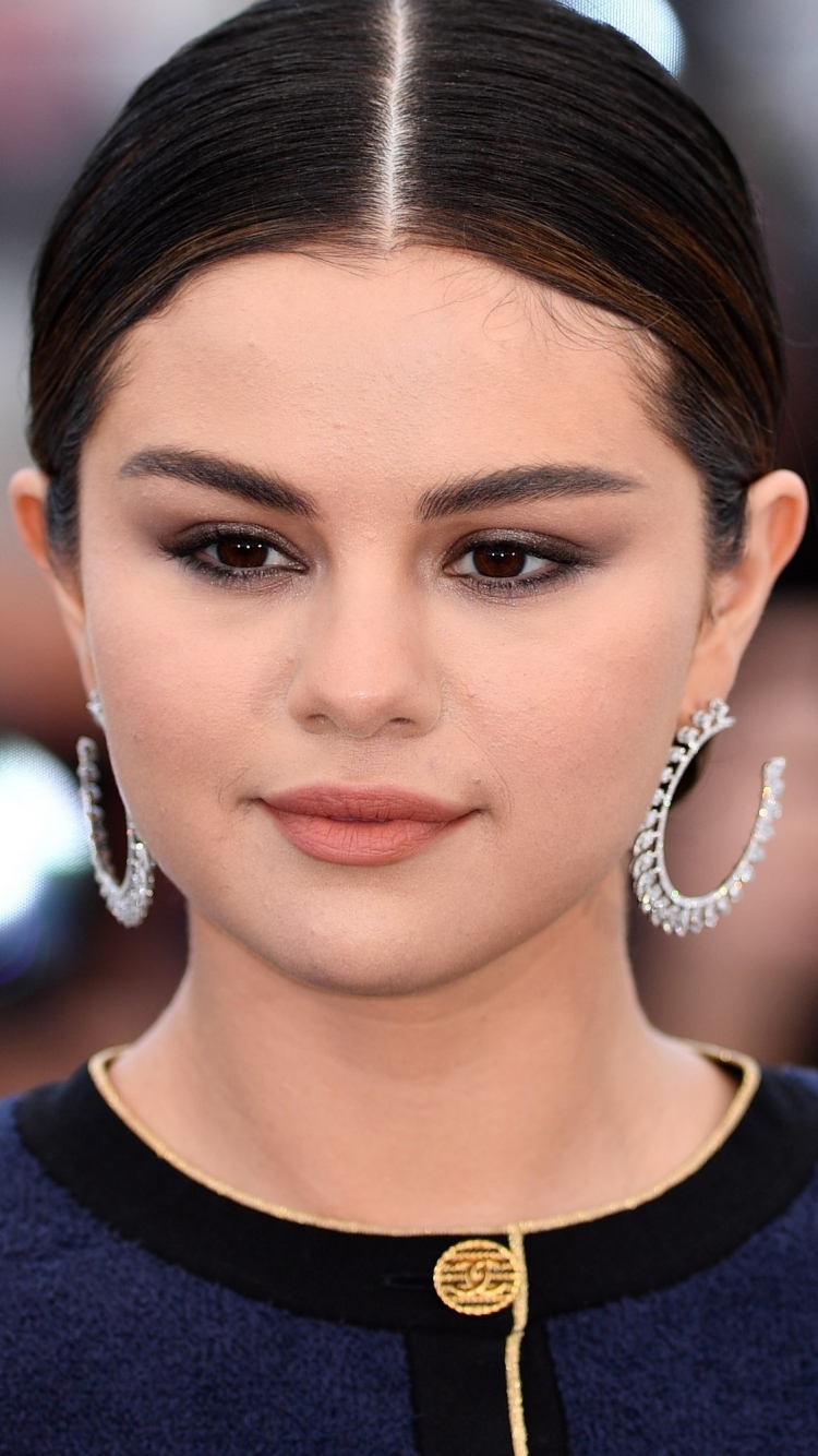 Download mobile wallpaper Music, Selena Gomez, Singer, Face, Earrings, American, Brown Eyes for free.