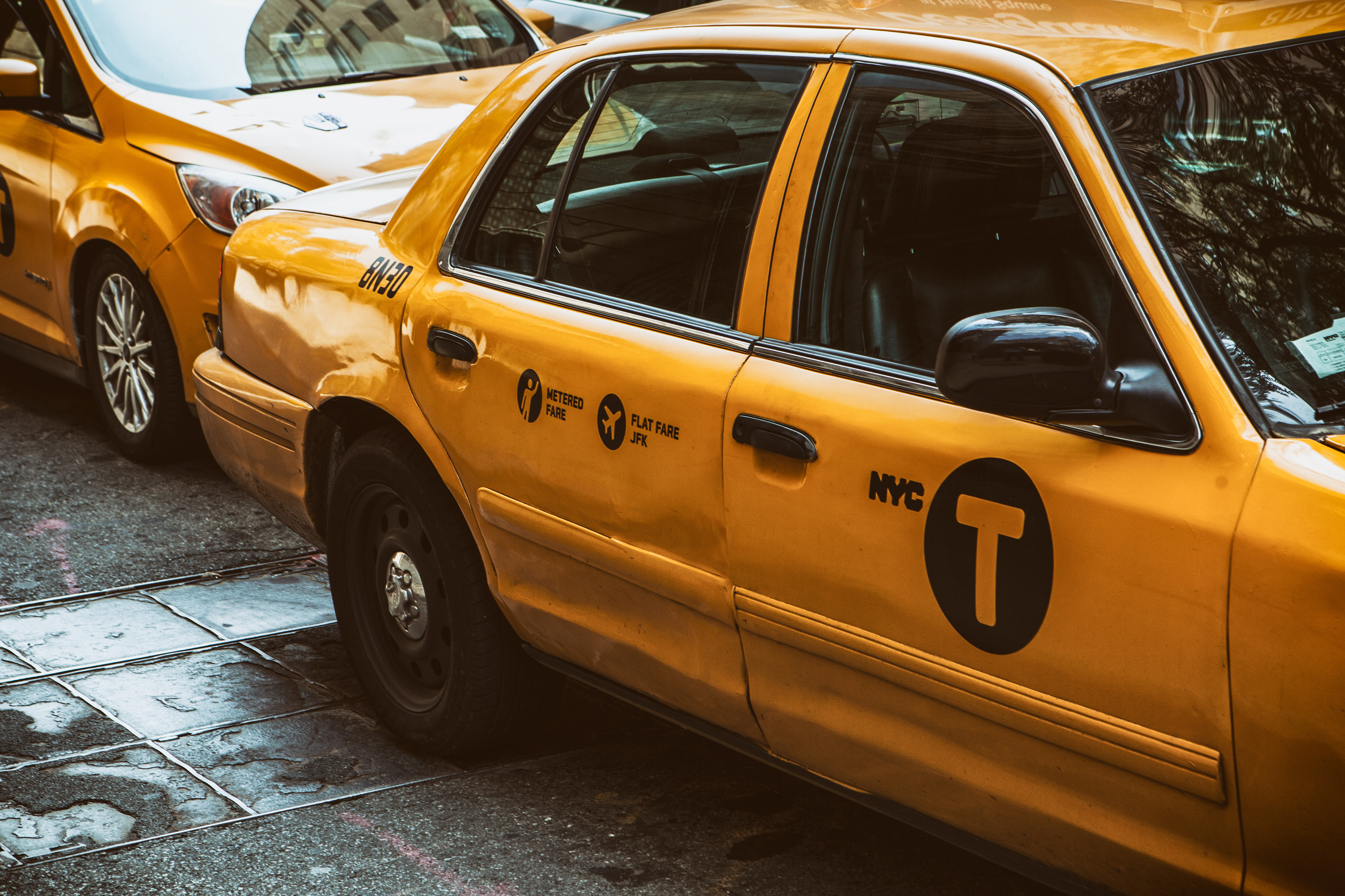Скачать картинку Такси, Тачки (Cars), Нью Йорк, Машины в телефон бесплатно.
