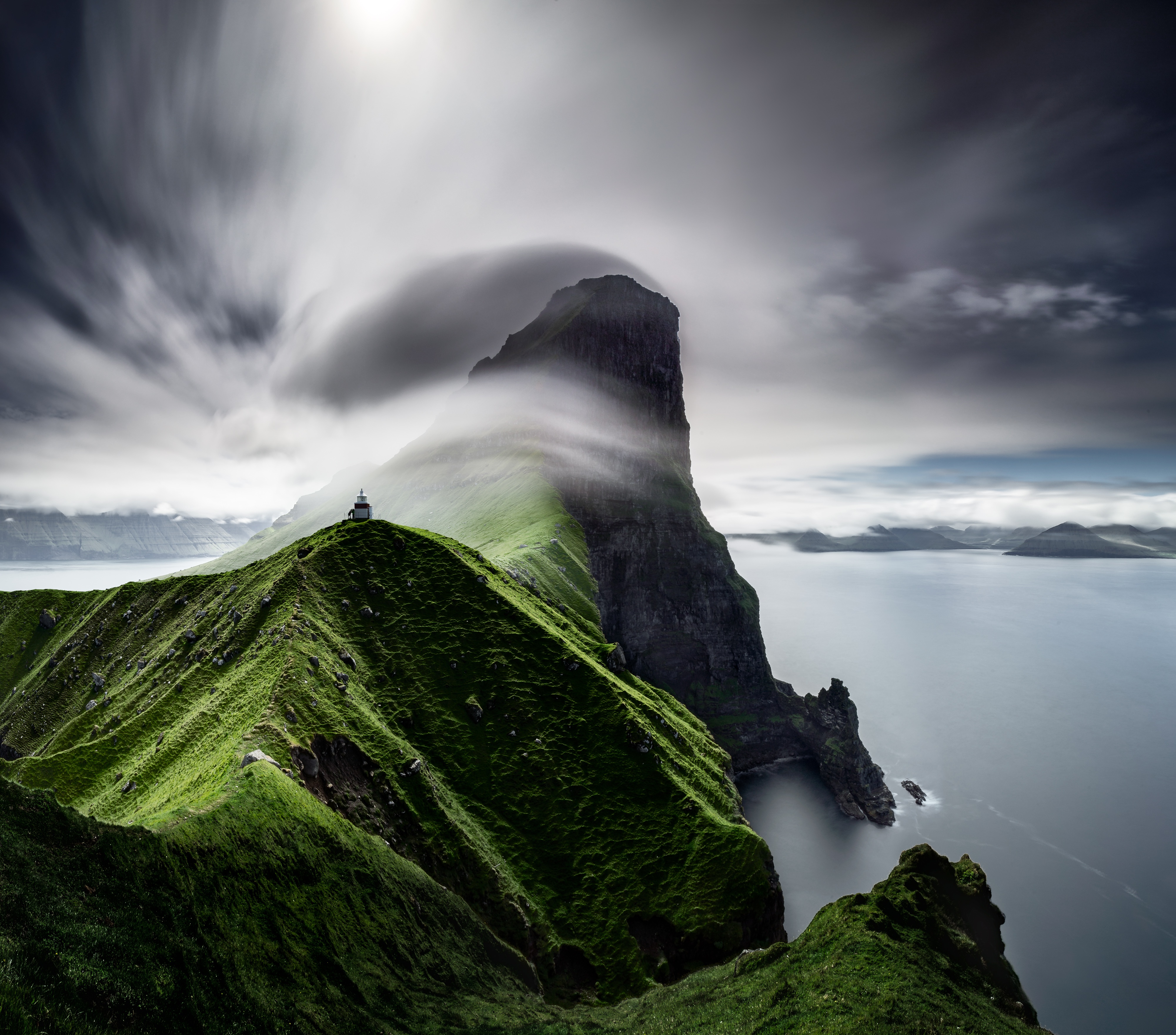 1063587 скачать картинку фарерские острова, сделано человеком, маяк, утёс - обои и заставки бесплатно