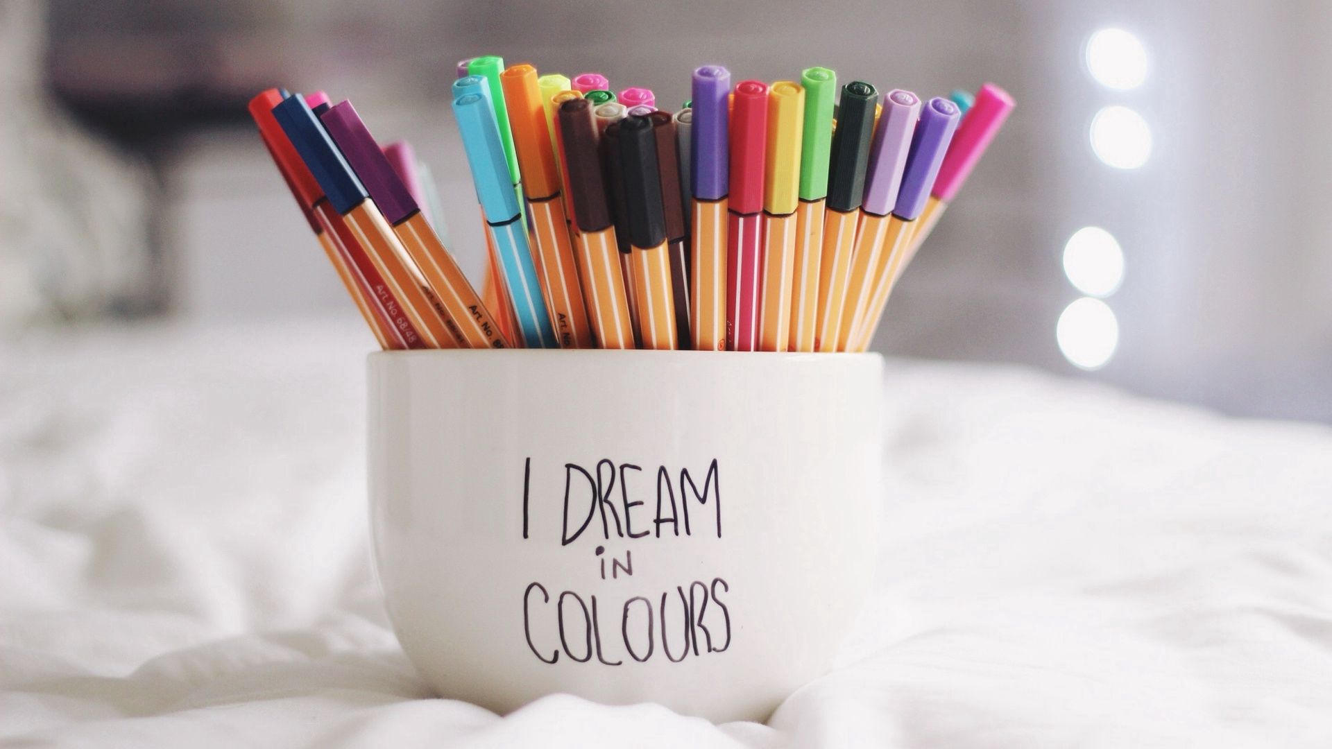 135610 скачать картинку разноцветный, ручки, слова, чашка, мечты - обои и заставки бесплатно