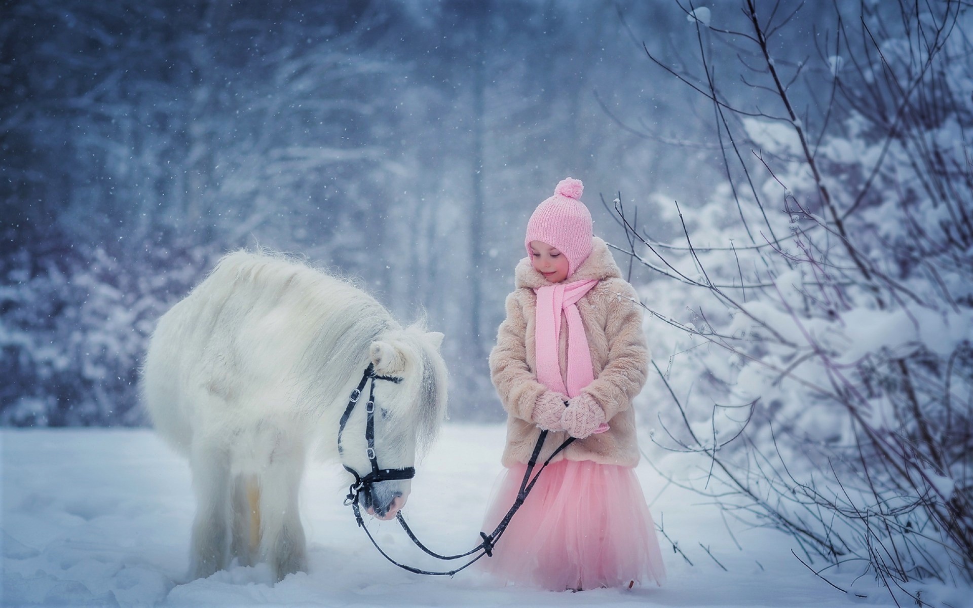 894922 завантажити картинку фотографія, дитина, милий, маленька дівчинка, поні, сніг, білий, зима - шпалери і заставки безкоштовно