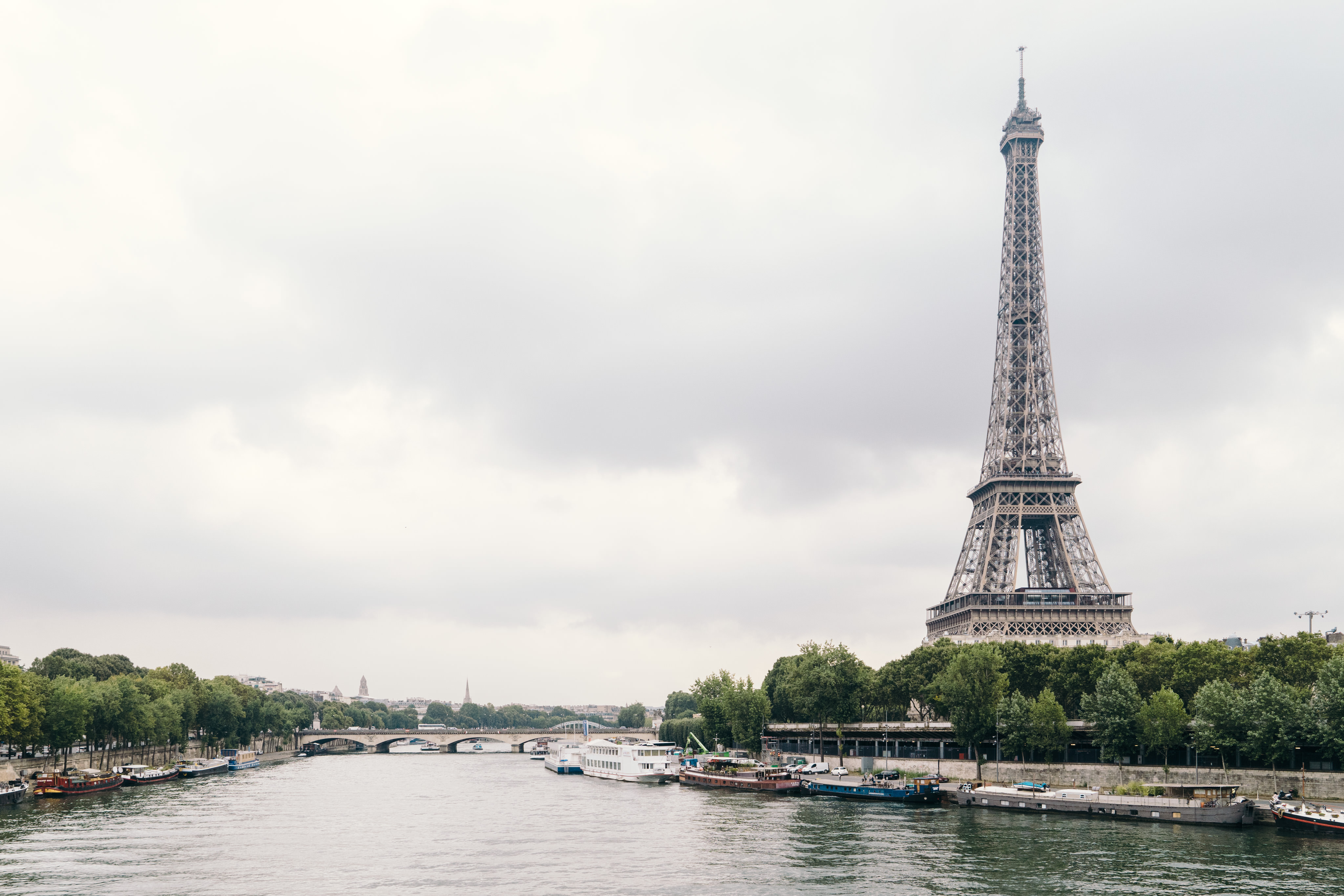 Handy-Wallpaper Paris, Eiffelturm, Fluss, Frankreich, Monument, Monumente, Menschengemacht, Seine kostenlos herunterladen.