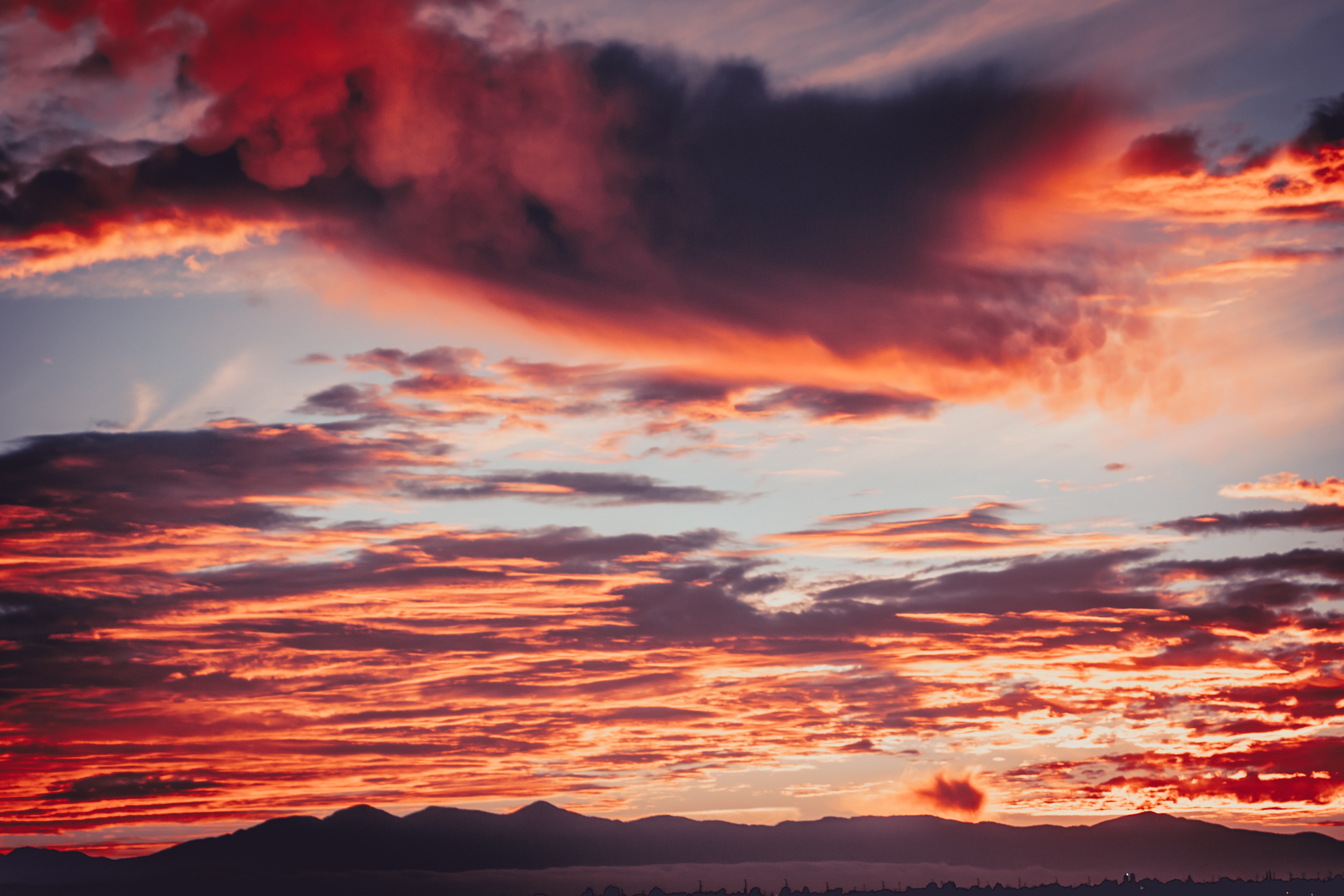 148424 Hintergrundbild herunterladen natur, sunset, mountains, clouds, rot, feurig, fiery - Bildschirmschoner und Bilder kostenlos