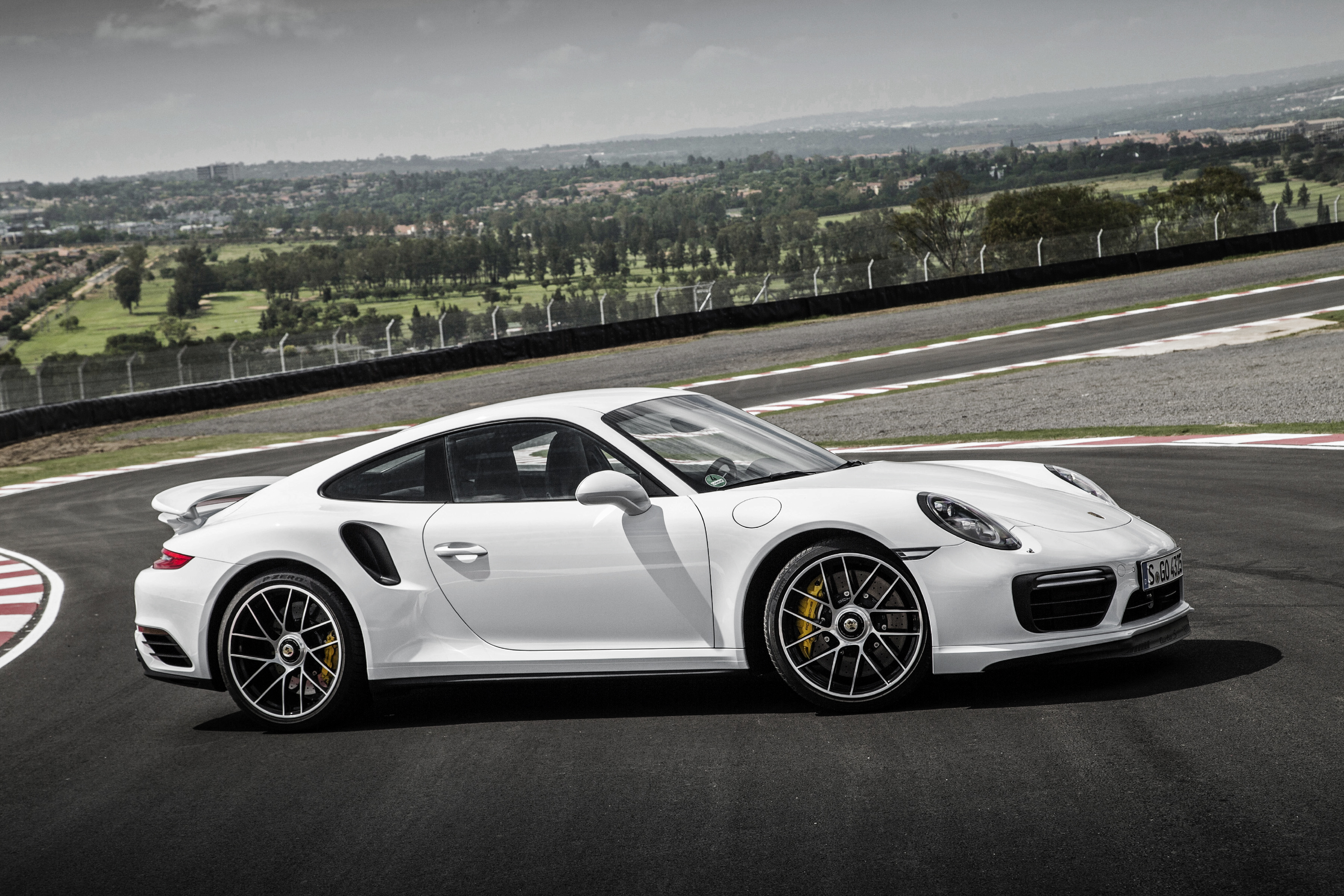 Handy-Wallpaper Porsche, Porsche 911, Autos, Fahrzeuge, Weißes Auto, Porsche 911 Turbo kostenlos herunterladen.