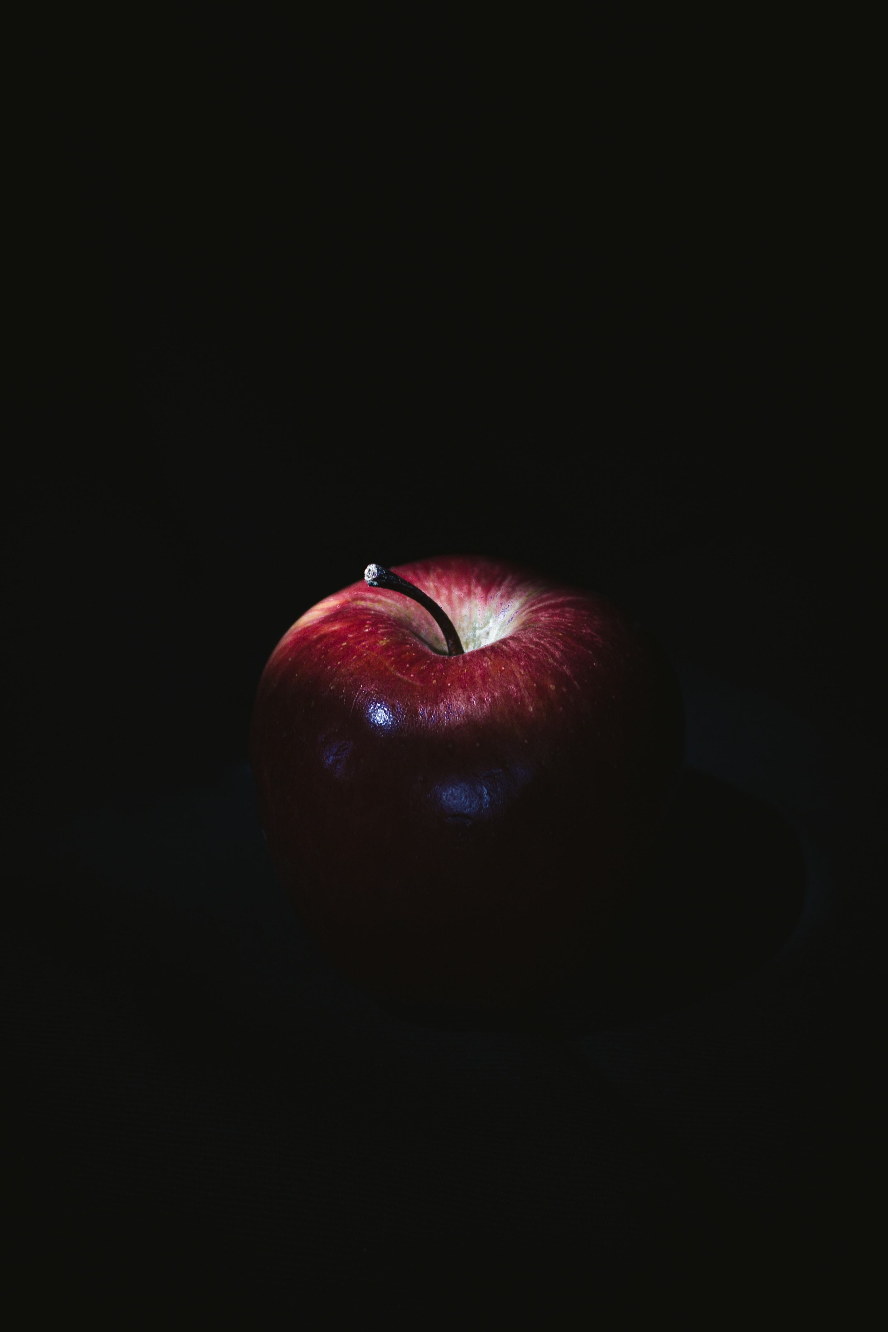 56467 скачать картинку фрукт, яблоко, еда, красный, темный - обои и заставки бесплатно