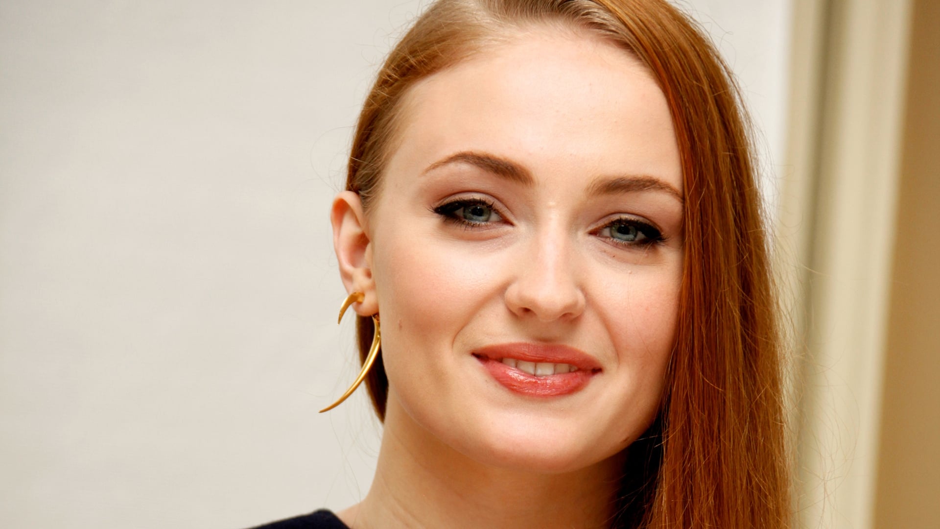 Download mobile wallpaper Redhead, Face, Blue Eyes, Celebrity, Actress, Sophie Turner for free.