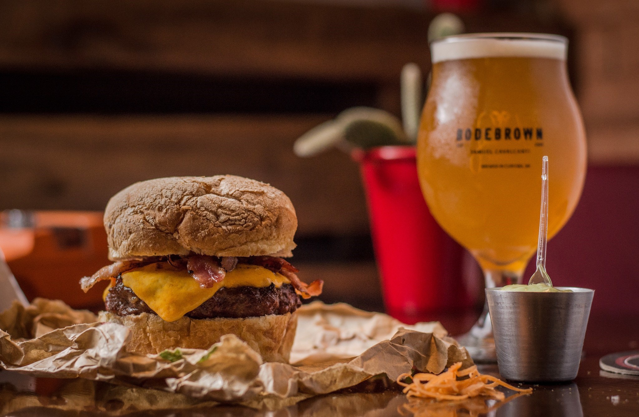 Handy-Wallpaper Hamburger, Bier, Nahrungsmittel, Stillleben kostenlos herunterladen.