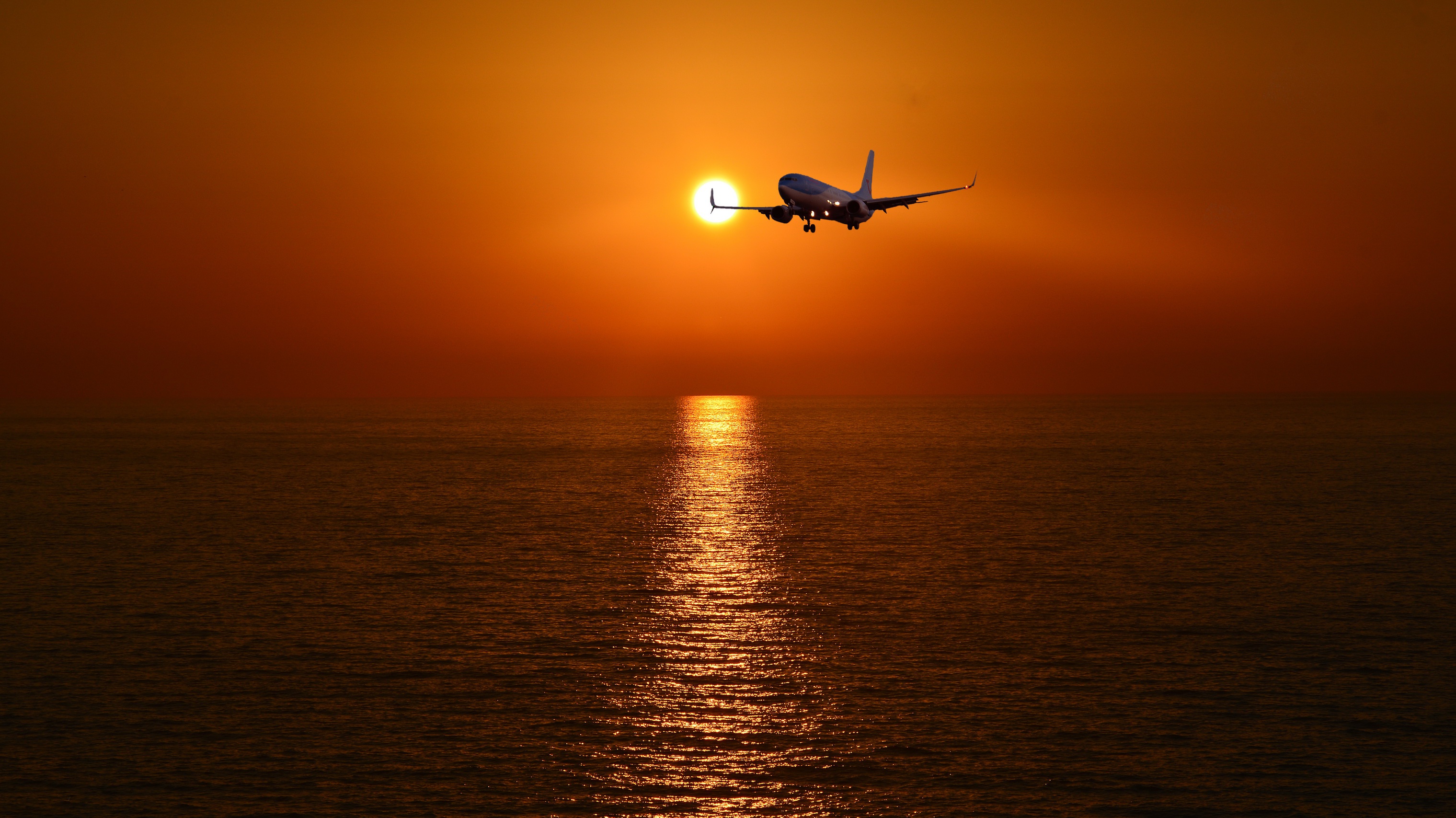 Download mobile wallpaper Sunset, Horizon, Airplane, Aircraft, Passenger Plane, Vehicles for free.