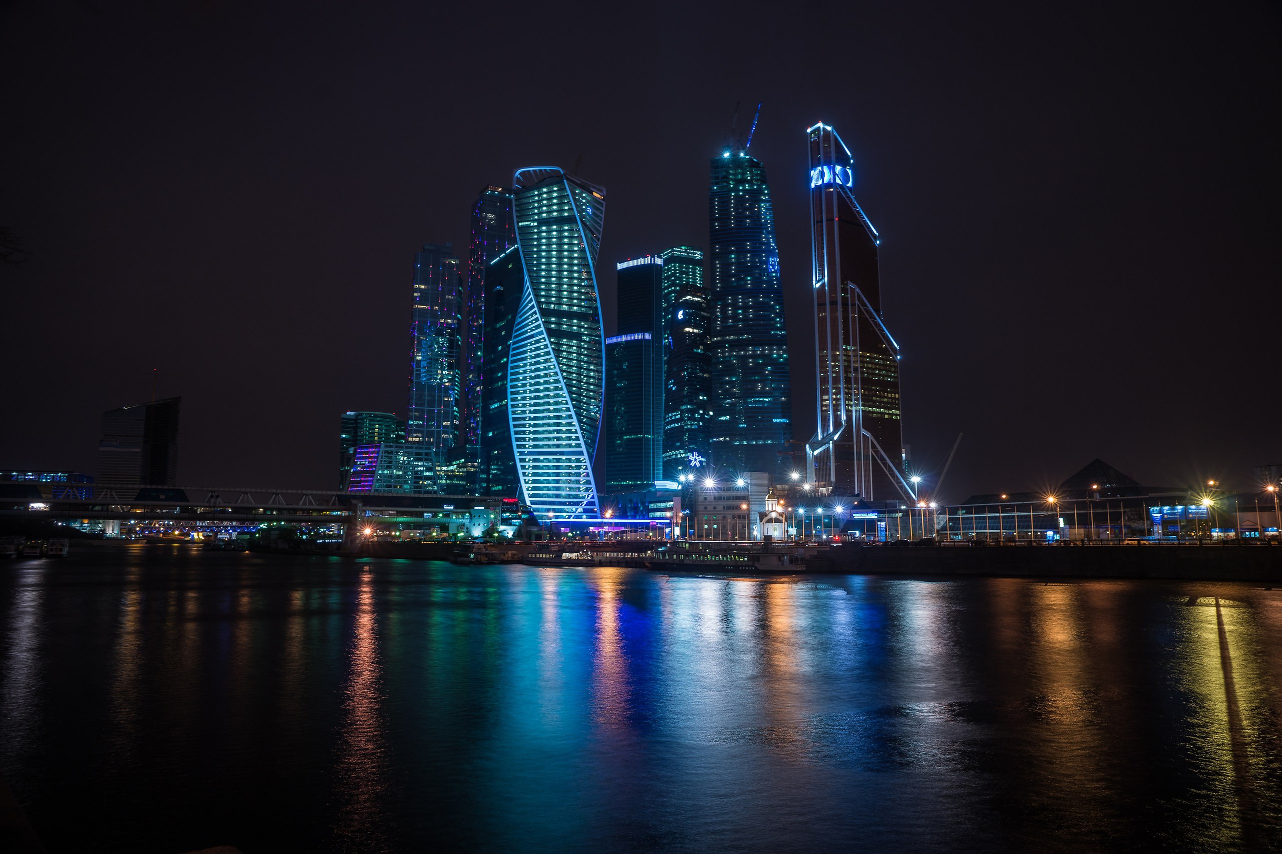 Handy-Wallpaper Städte, Moskau, Wolkenkratzer, Gebäude, Fluss, Russland, Nacht, Menschengemacht, Großstadt kostenlos herunterladen.