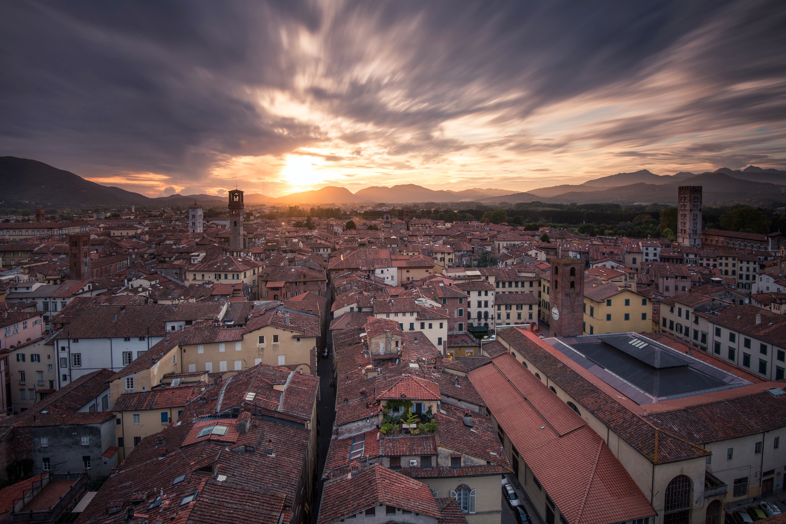 Handy-Wallpaper Städte, Italien, Stadt, Gebäude, Sonnenaufgang, Haus, Toskana, Luca, Menschengemacht kostenlos herunterladen.