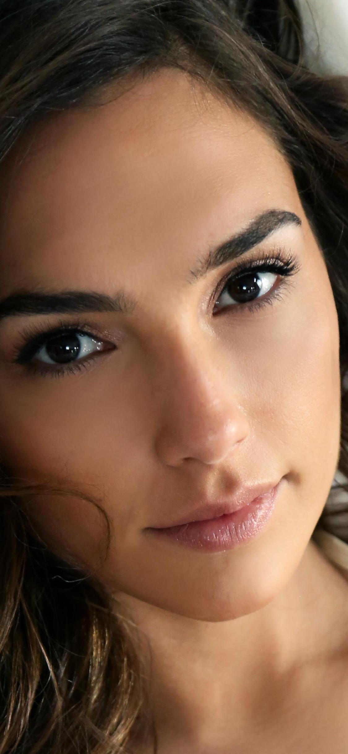Download mobile wallpaper Face, Model, Celebrity, Brown Eyes, Actress, Gal Gadot, Israeli for free.