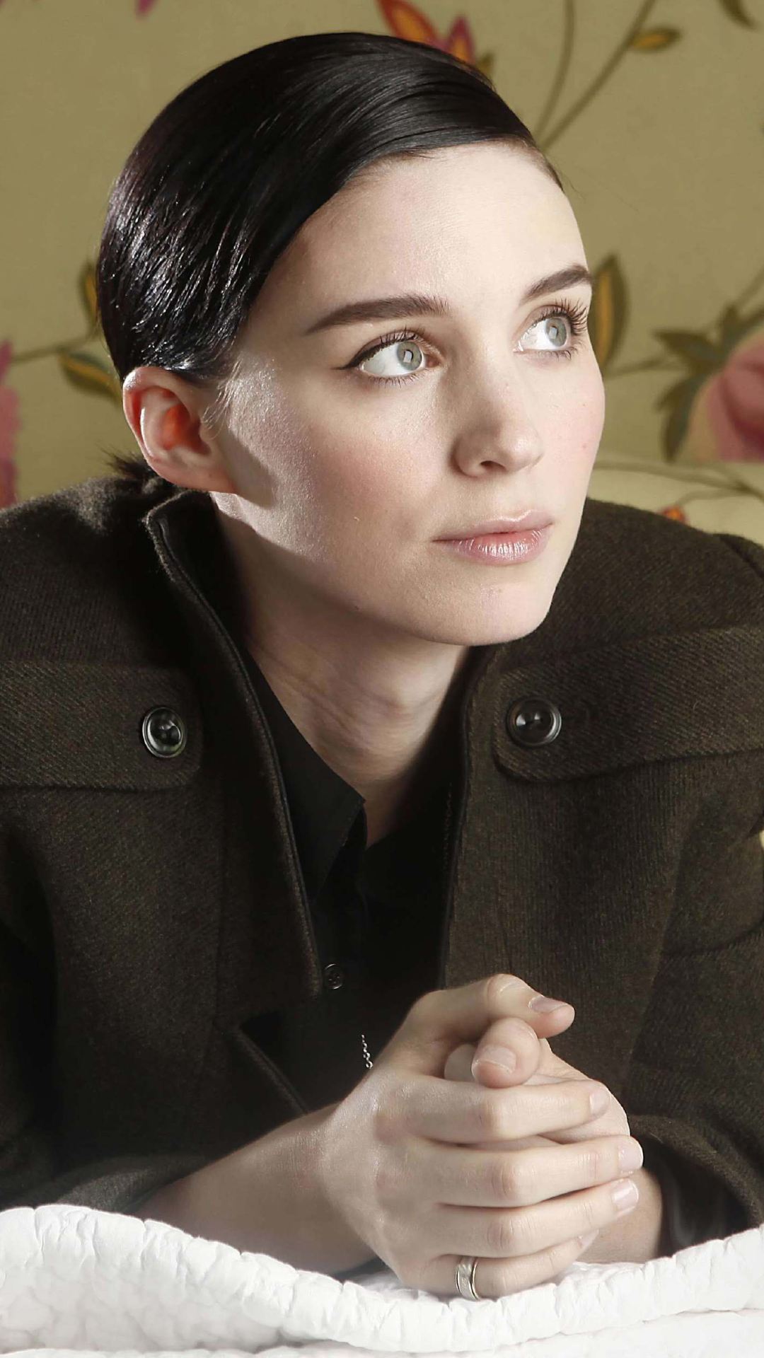 Download mobile wallpaper Celebrity, Black Hair, Actress, Rooney Mara for free.
