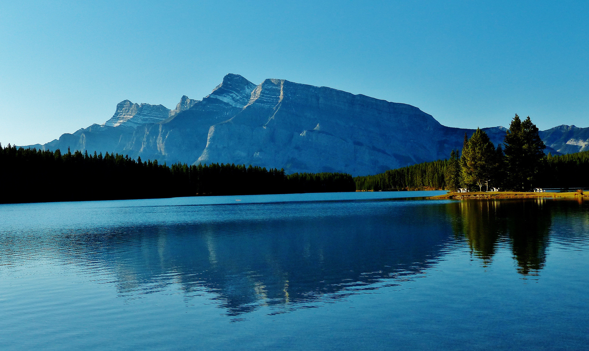 Скачать обои бесплатно Природа, Озера, Гора, Озеро, Отражение, Канада, Лес, Альберта, Национальный Парк Банф, Земля/природа картинка на рабочий стол ПК