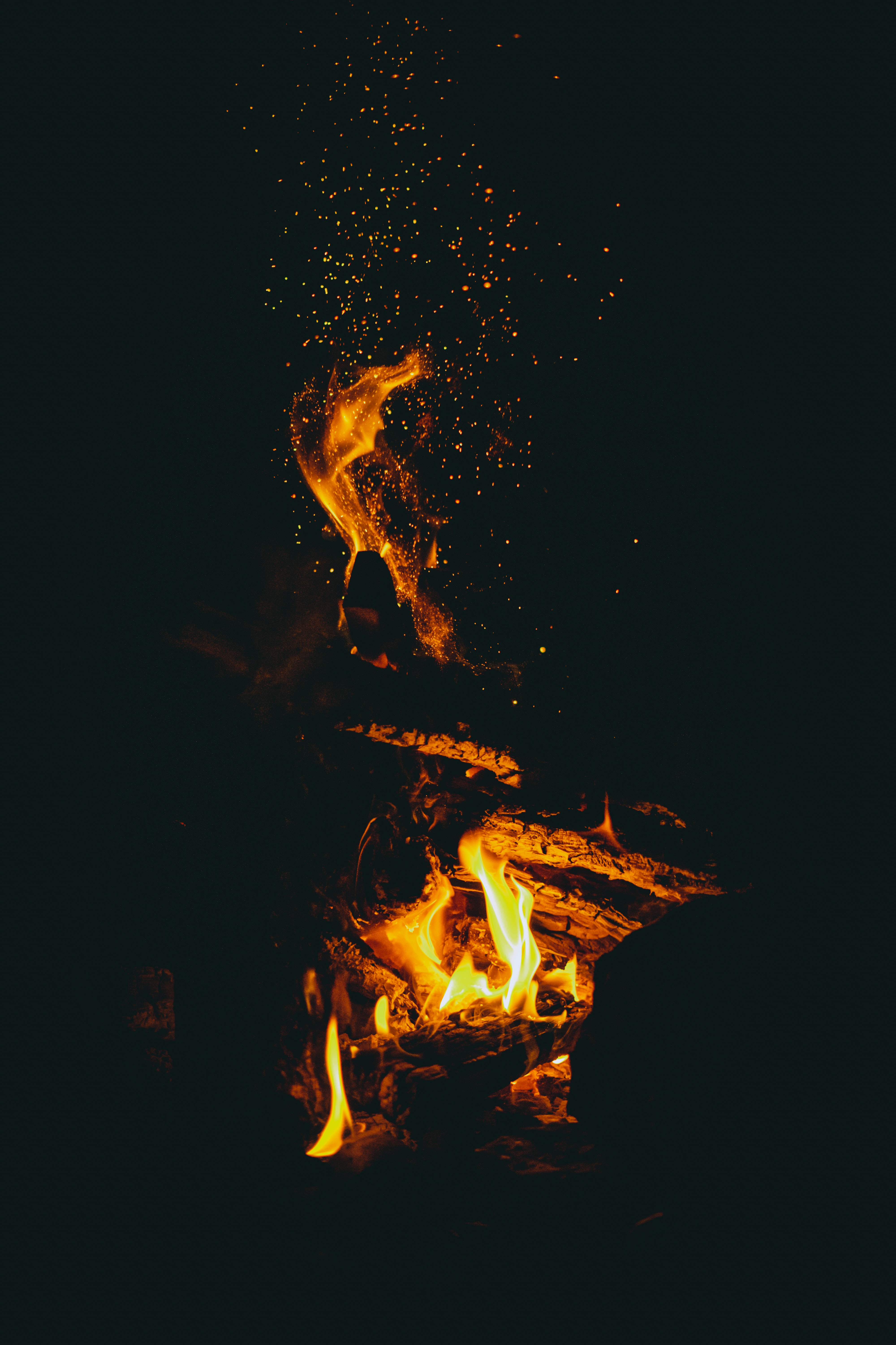 110768 Hintergrundbild herunterladen bonfire, dunkel, flamme, funken - Bildschirmschoner und Bilder kostenlos