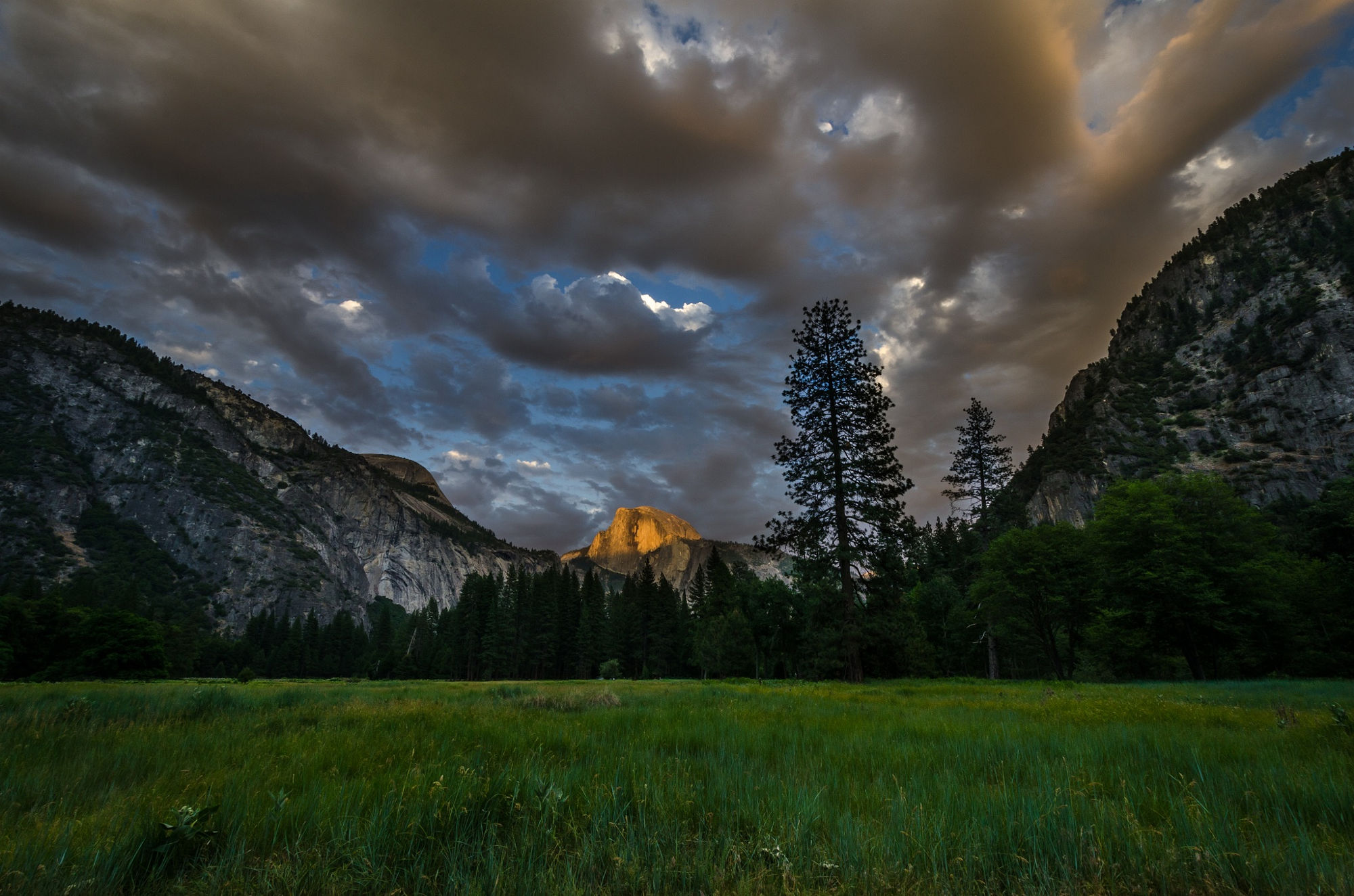 Handy-Wallpaper Landschaft, Wald, Gebirge, Nationalpark, Wolke, Yosemite Nationalpark, Himmel, Erde/natur kostenlos herunterladen.