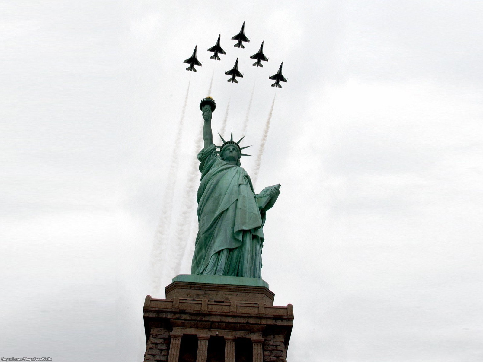 263812 descargar fondo de pantalla estatua de la libertad, militar, exhibición de vuelo, avión de caza, aeronave militar: protectores de pantalla e imágenes gratis