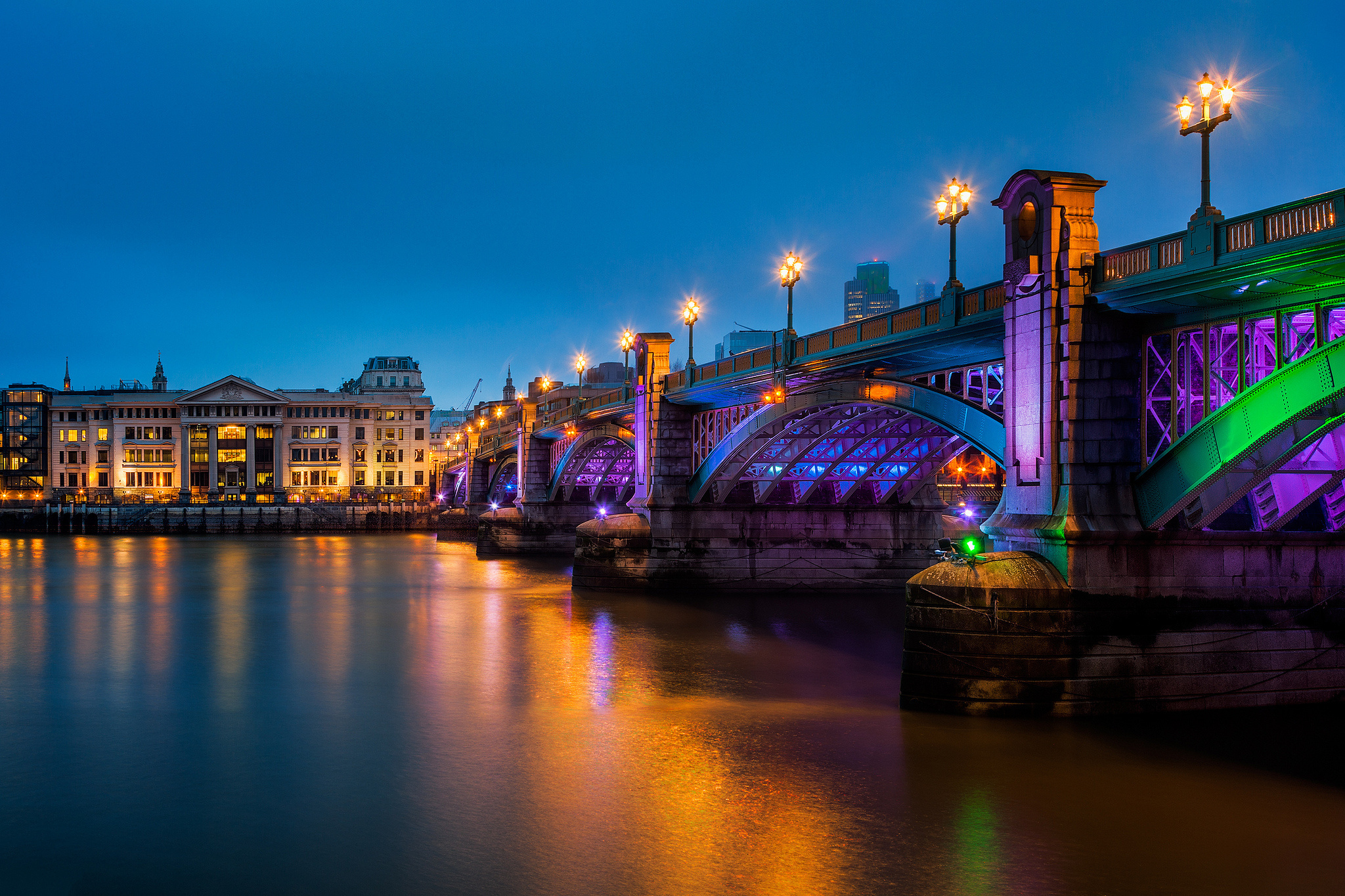 Téléchargez des papiers peints mobile Pont De Southwark, Bâtiment, Londres, Pont, Des Ponts, Lumière, Construction Humaine, Nuit gratuitement.