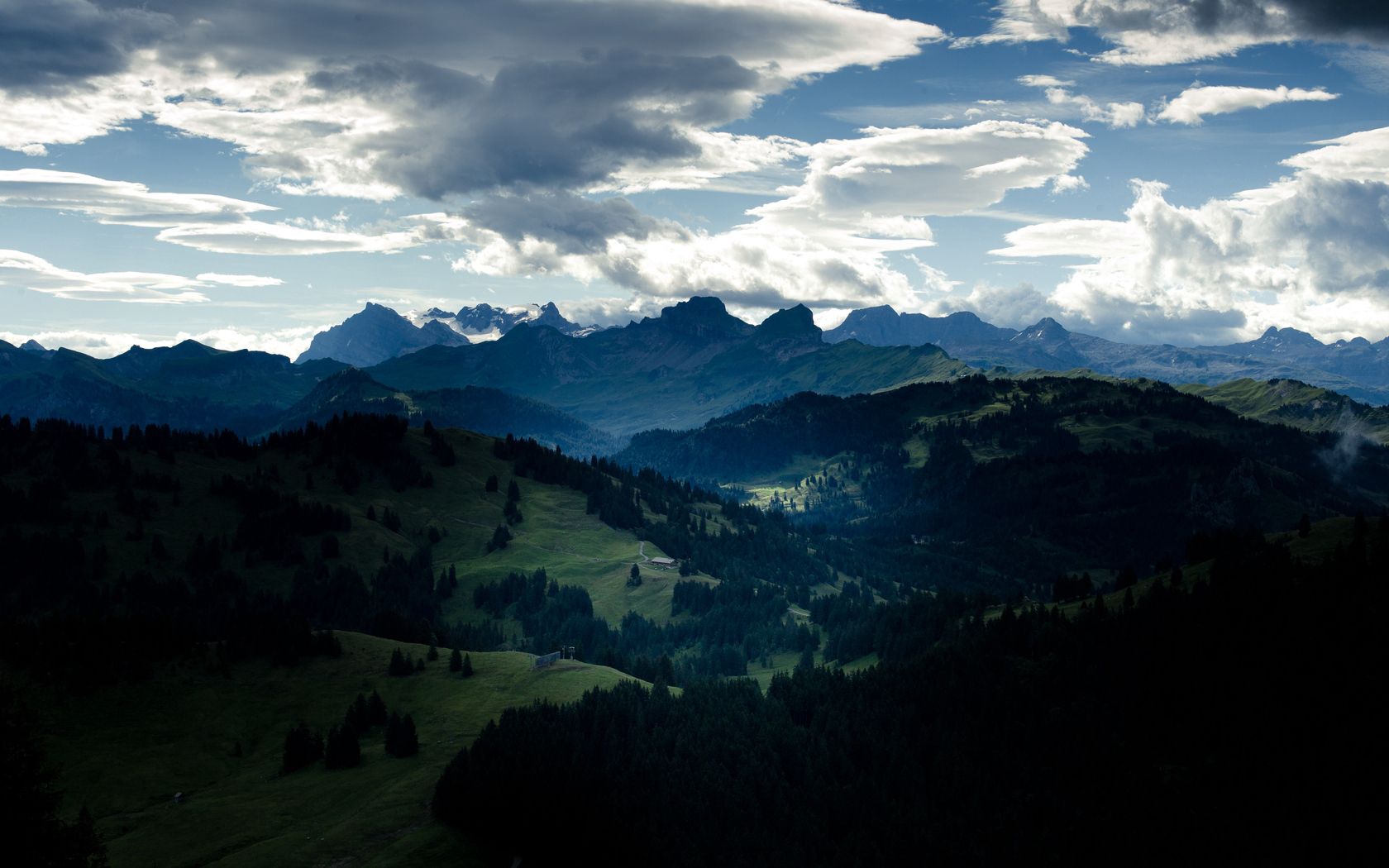 Handy-Wallpaper Natur, Mountains, Clouds, Wald, Senke, Tal kostenlos herunterladen.