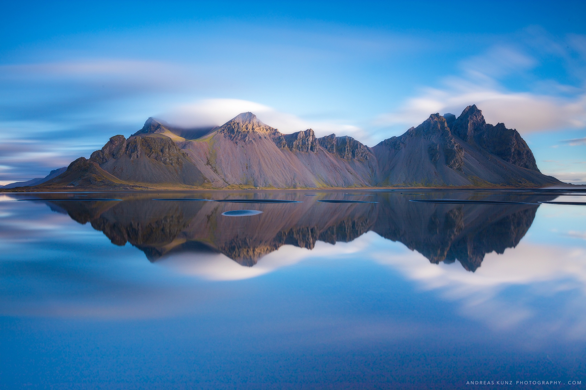 Скачать обои бесплатно Горы, Гора, Отражение, Исландия, Земля/природа, Вестрахорн картинка на рабочий стол ПК