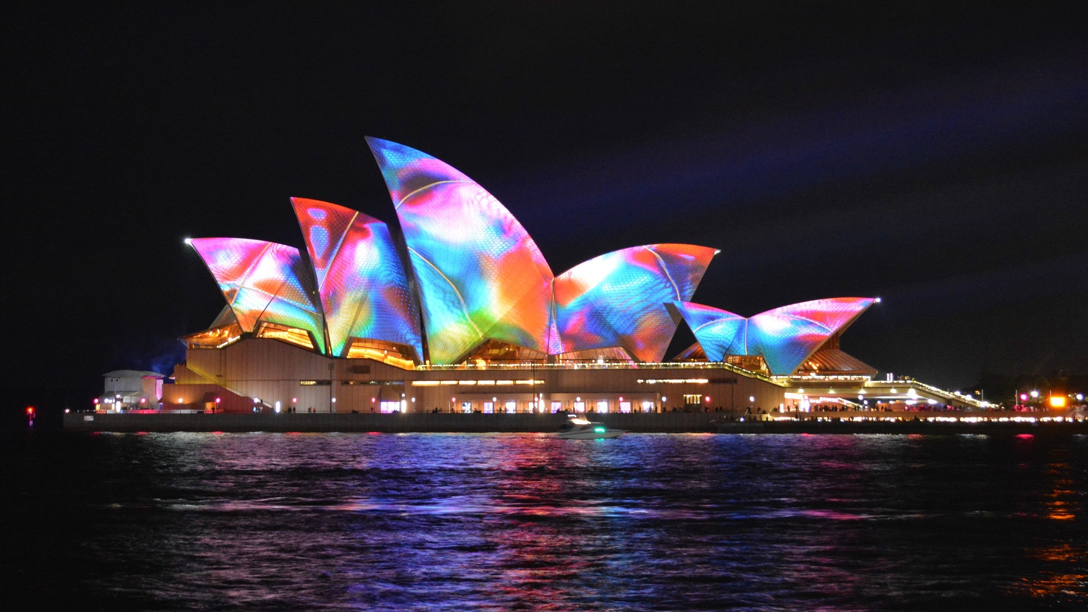 844026 завантажити шпалери створено людиною, сіднейський оперний театр, архітектура, австралія, барвистий, кольори, світло, ніч, сідней - заставки і картинки безкоштовно