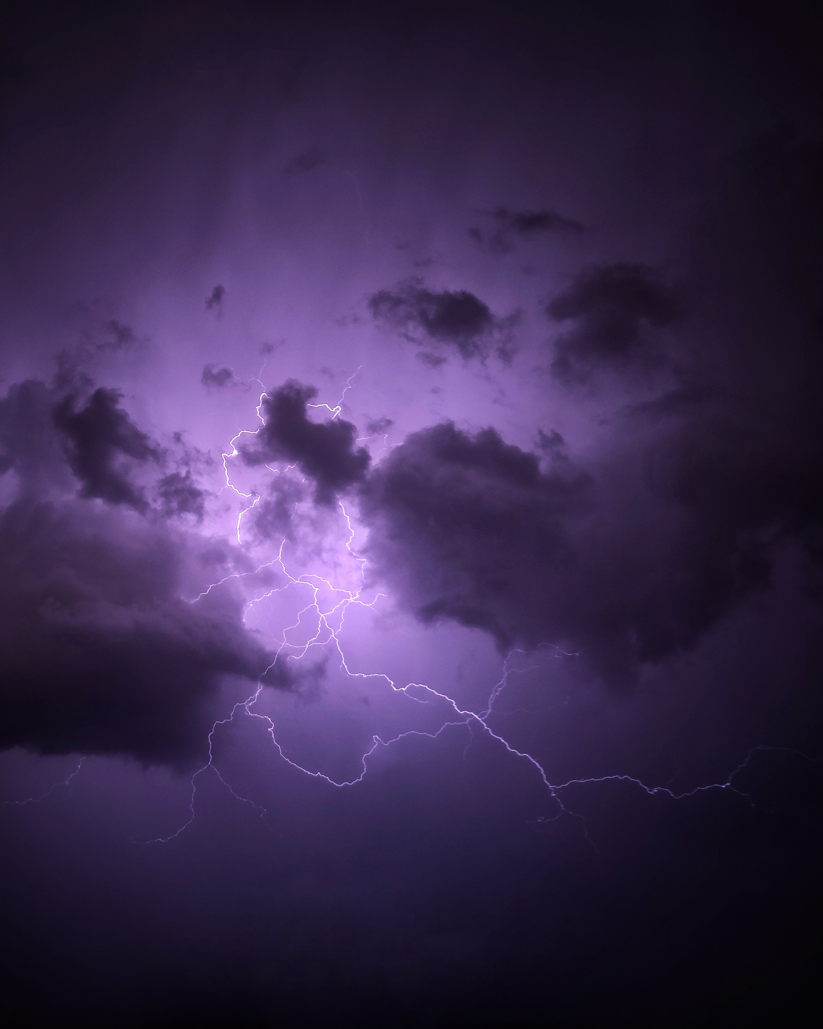 102494 descargar fondo de pantalla violeta, púrpura, relámpago, naturaleza, nubes, tormenta: protectores de pantalla e imágenes gratis