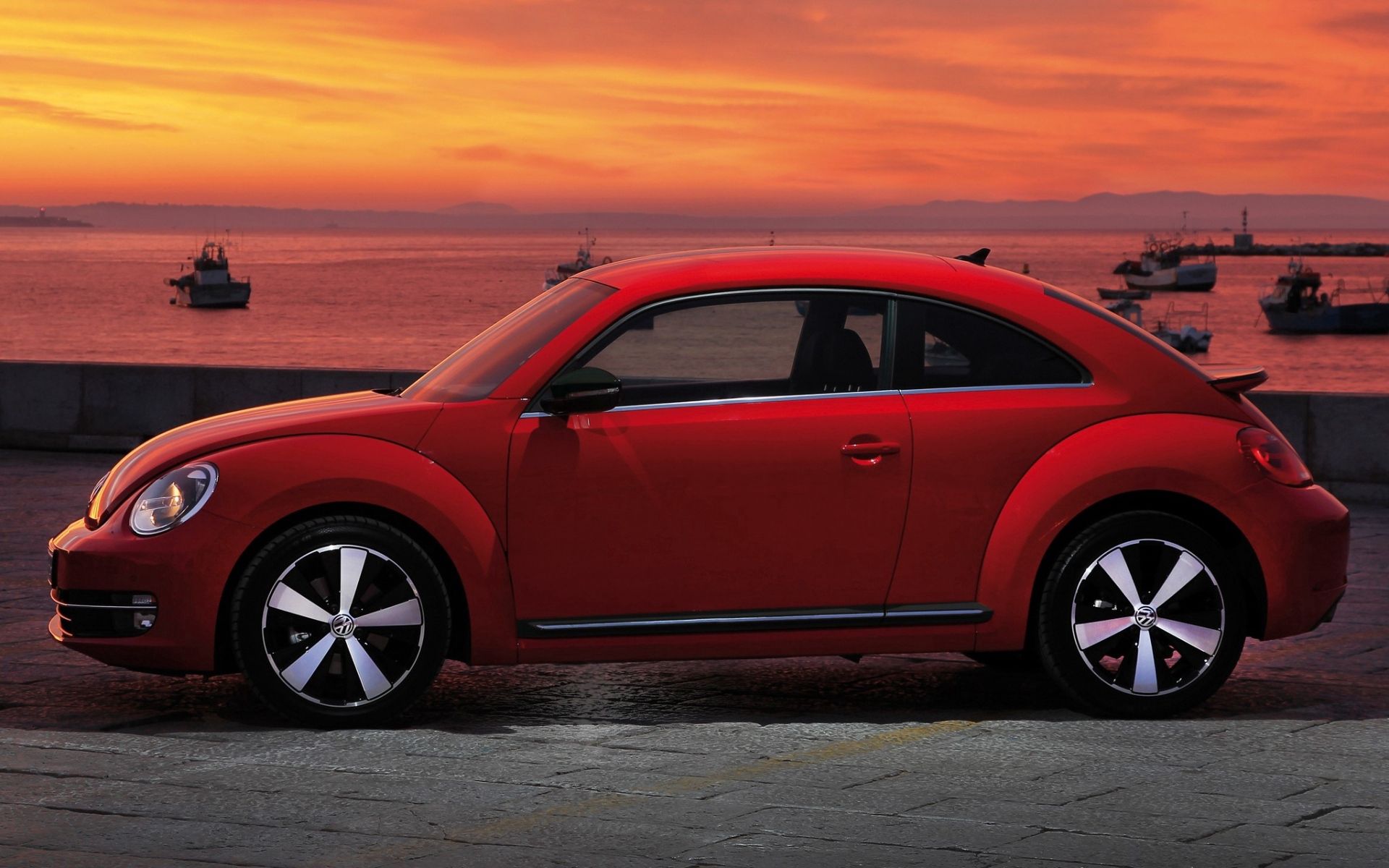 Скачать картинку Fusca, Тачки (Cars), Вид Сбоку, Красный, Фольксваген (Volkswagen) в телефон бесплатно.