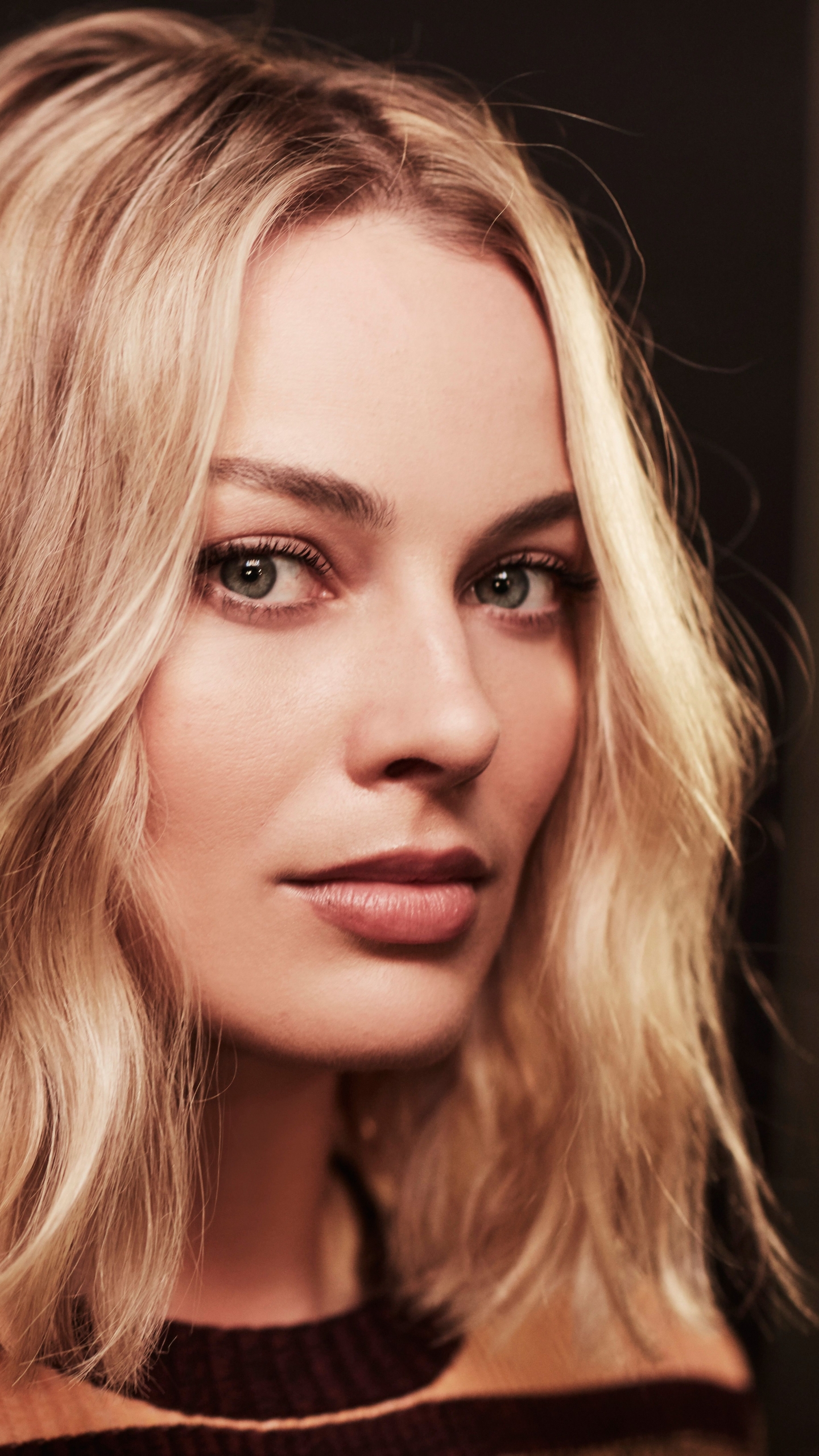 Download mobile wallpaper Blonde, Face, Celebrity, Actress, Australian, Margot Robbie for free.