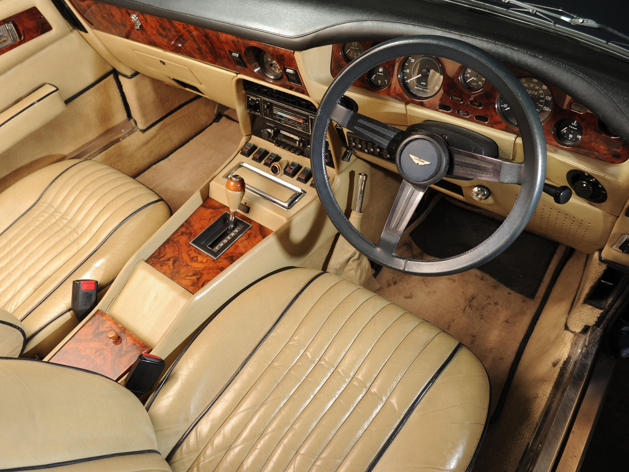 57734 скачать обои интерьер, астон мартин (aston martin), тачки (cars), руль, салон, спидометр, v8, volante, бежевый, 1977 - заставки и картинки бесплатно