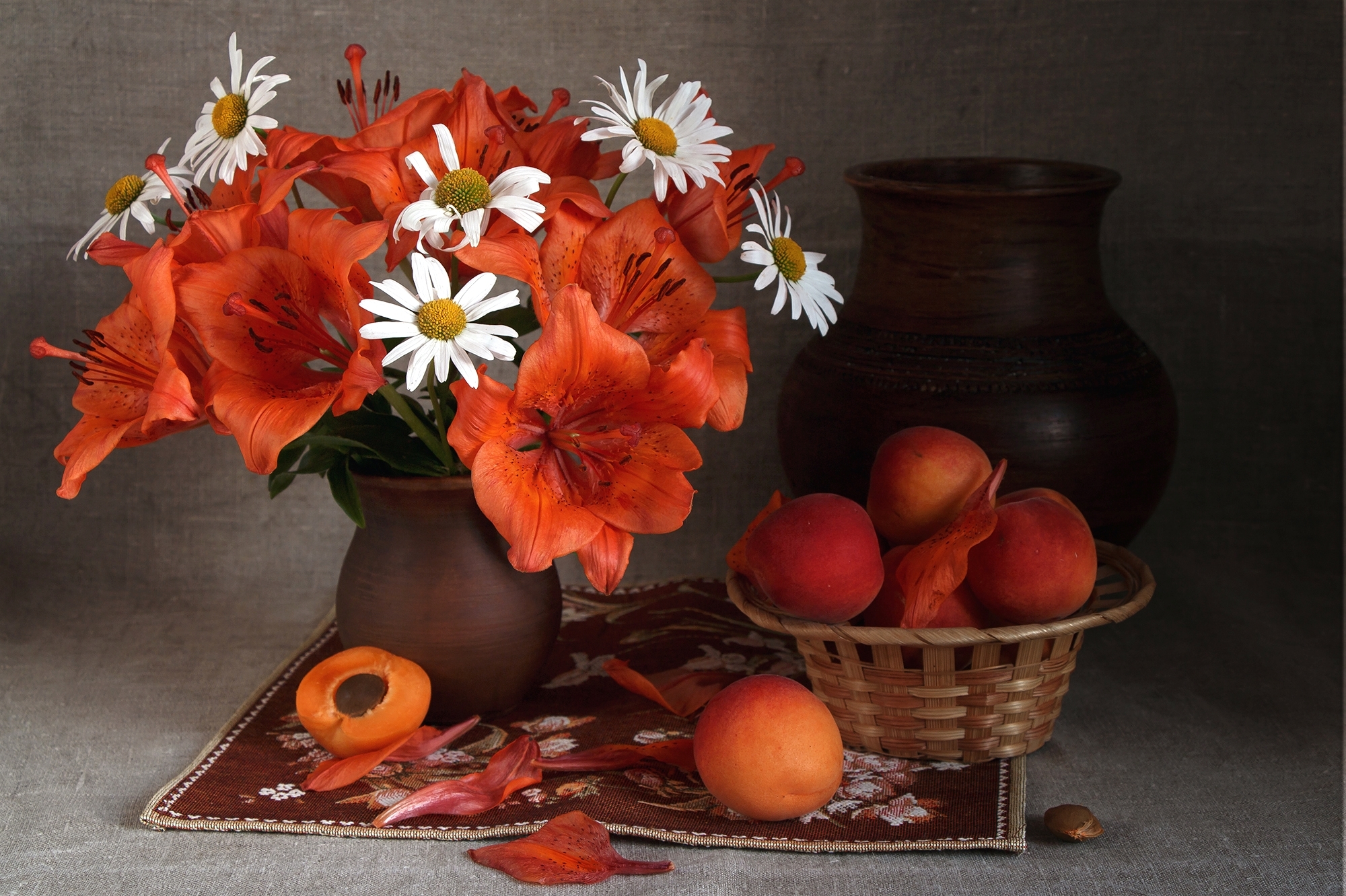 Handy-Wallpaper Vase, Korb, Lilie, Gänseblümchen, Fotografie, Pfirsich, Weiße Blume, Stillleben, Orangene Blume kostenlos herunterladen.