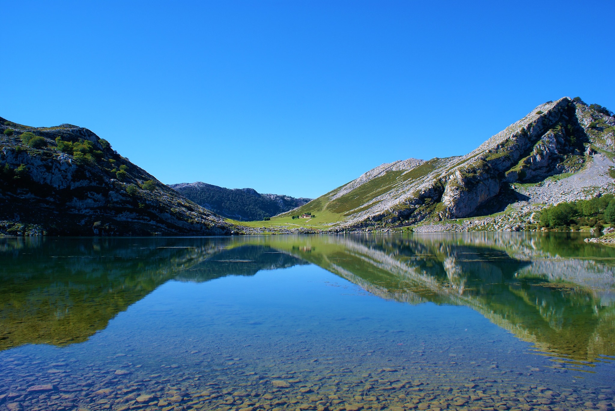 Descarga gratis la imagen Paisaje, Naturaleza, Lago, España, Asturias, Tierra/naturaleza, Reflejo en el escritorio de tu PC