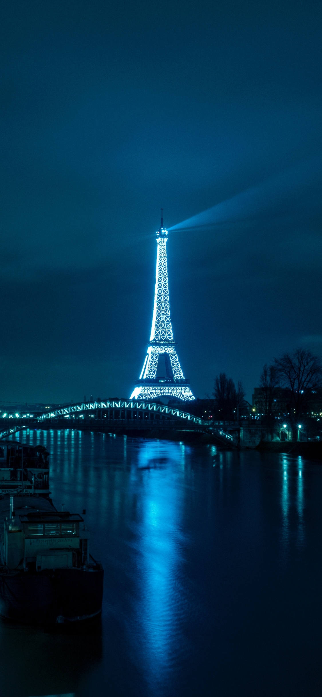 Handy-Wallpaper Paris, Eiffelturm, Licht, Fluss, Frankreich, Monument, Nacht, Monumente, Menschengemacht kostenlos herunterladen.