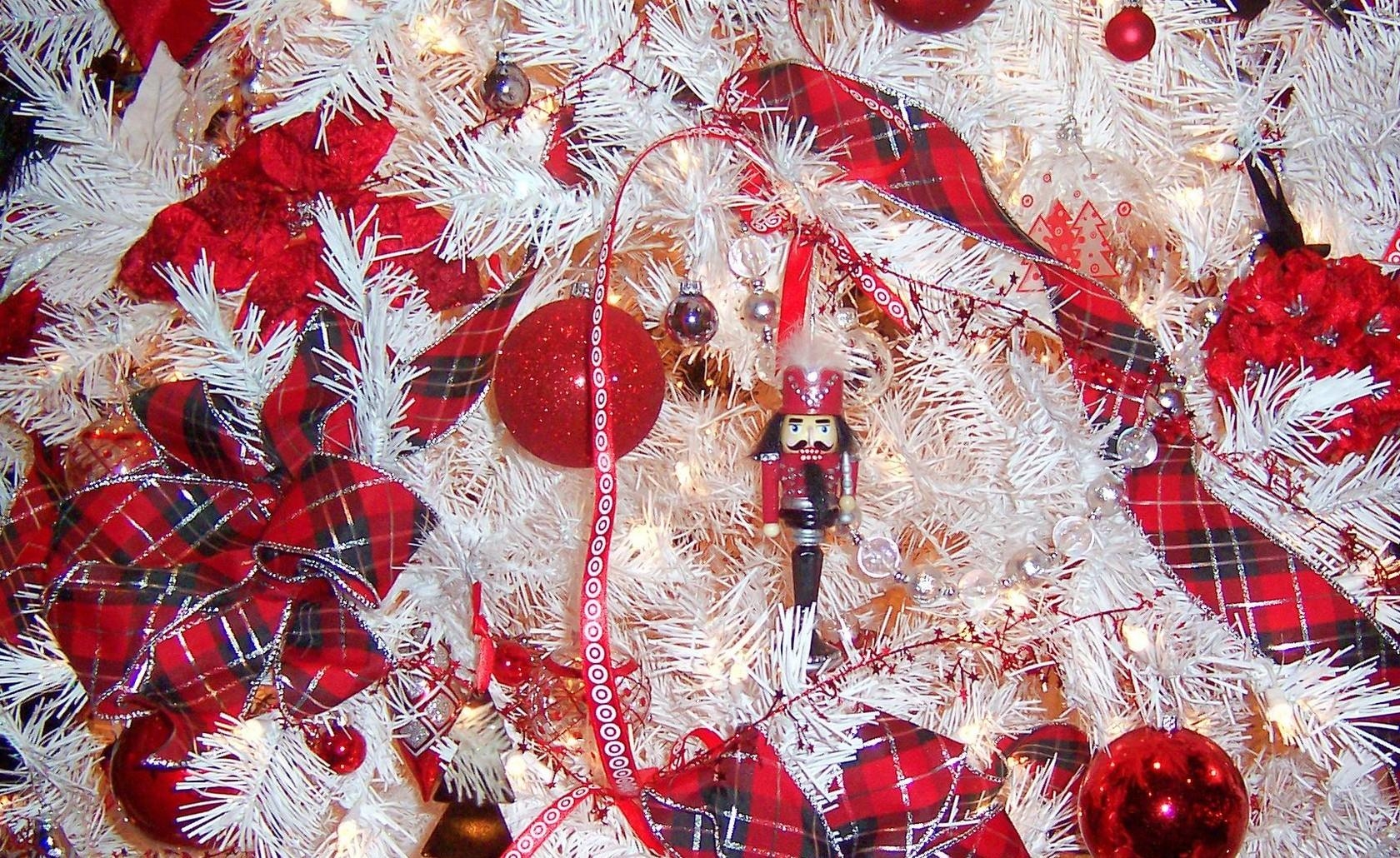 134247壁紙のダウンロードクリスマスの飾り, 祝日, 装飾, テープ, クリスマスツリーのおもちゃ, クリスマスツリー, ボール, 睾丸-スクリーンセーバーと写真を無料で